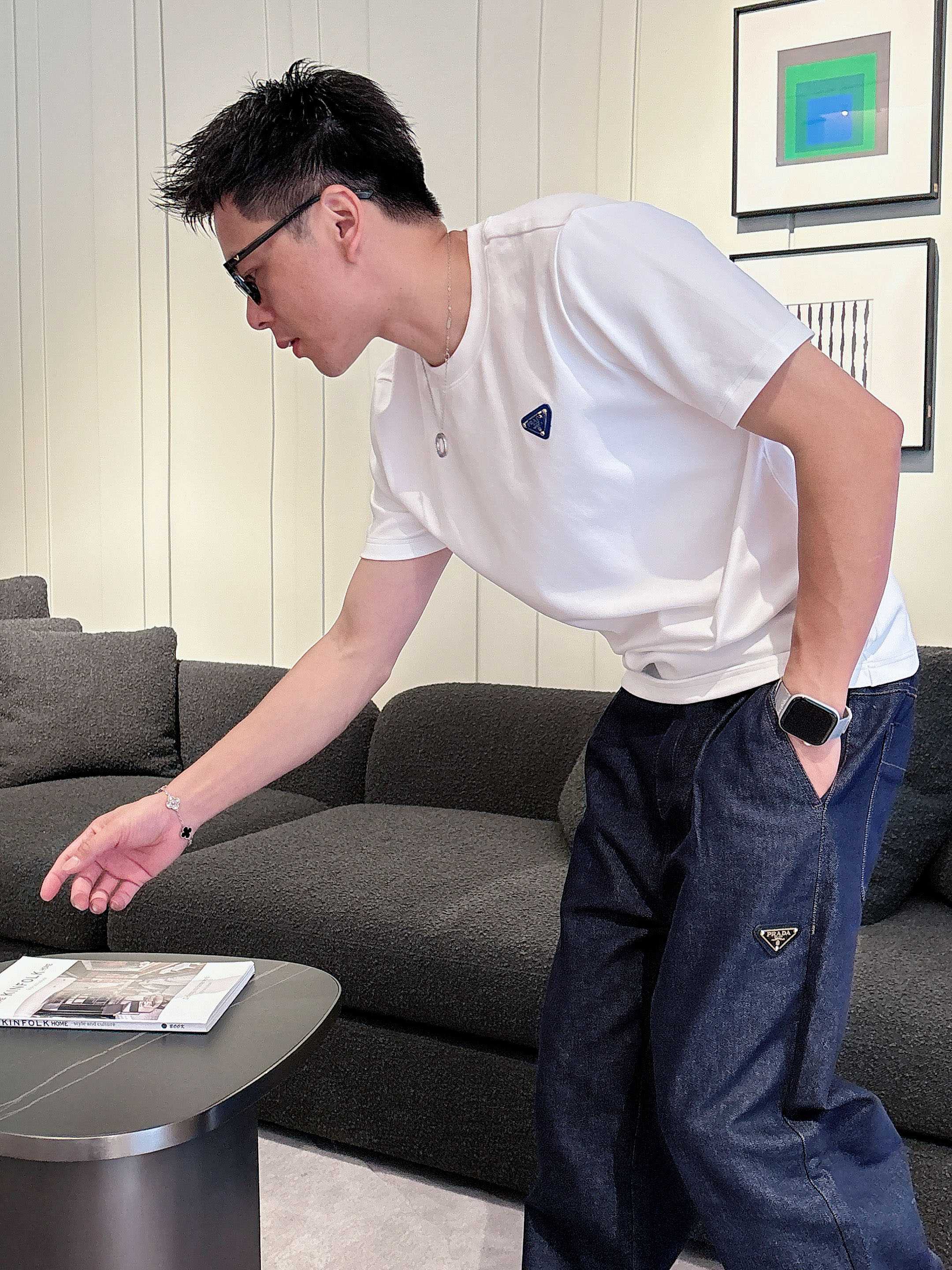 普拉达2025秋冬 圆领刺绣短袖T恤打底衫 元素性的Logo徽章凸显休闲时尚魅力,依然独领时尚风骚.内搭