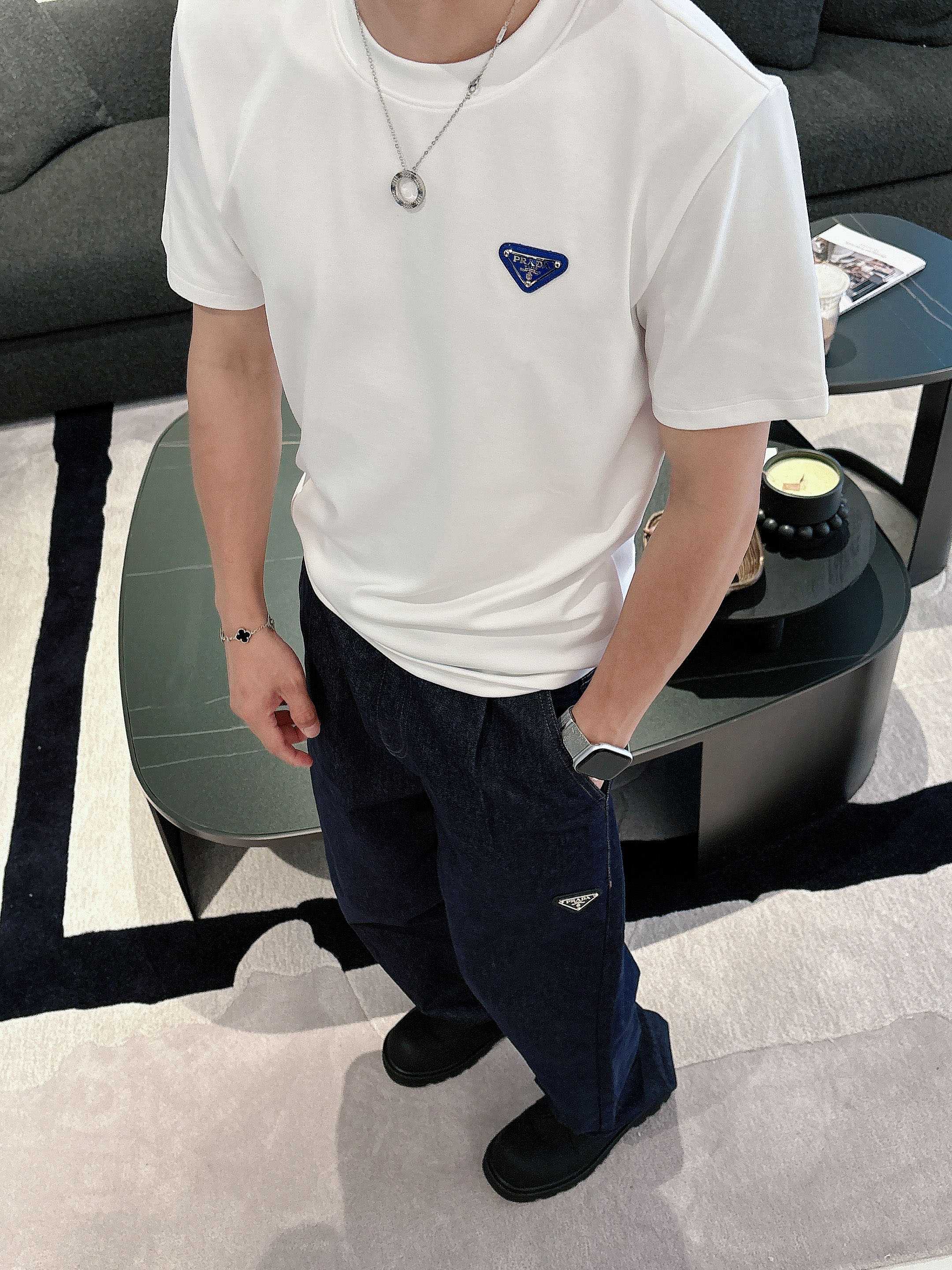 普拉达2025秋冬 圆领刺绣短袖T恤打底衫 元素性的Logo徽章凸显休闲时尚魅力,依然独领时尚风骚.内搭