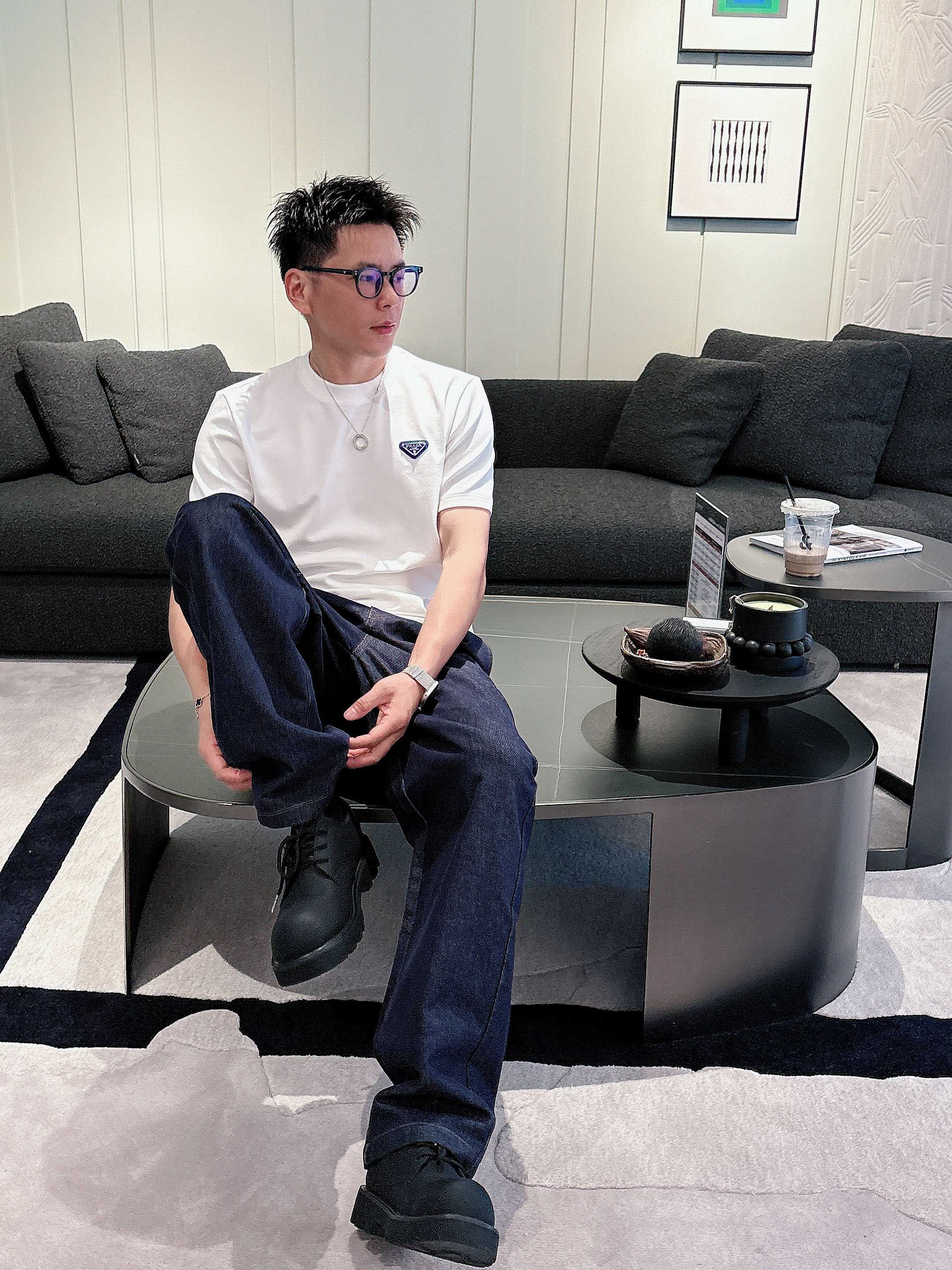 普拉达2025秋冬 圆领刺绣短袖T恤打底衫 元素性的Logo徽章凸显休闲时尚魅力,依然独领时尚风骚.内搭