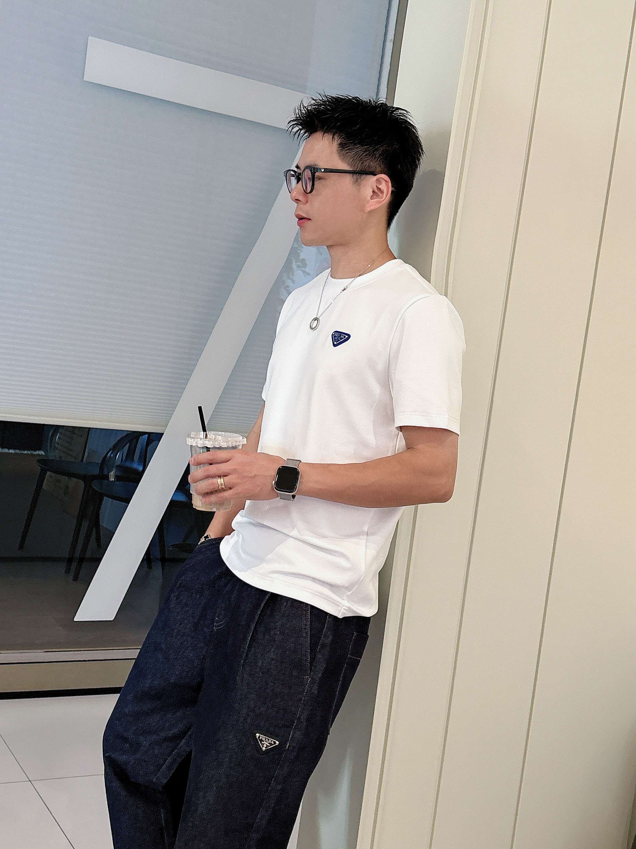 普拉达2025秋冬 圆领刺绣短袖T恤打底衫 元素性的Logo徽章凸显休闲时尚魅力,依然独领时尚风骚.内搭