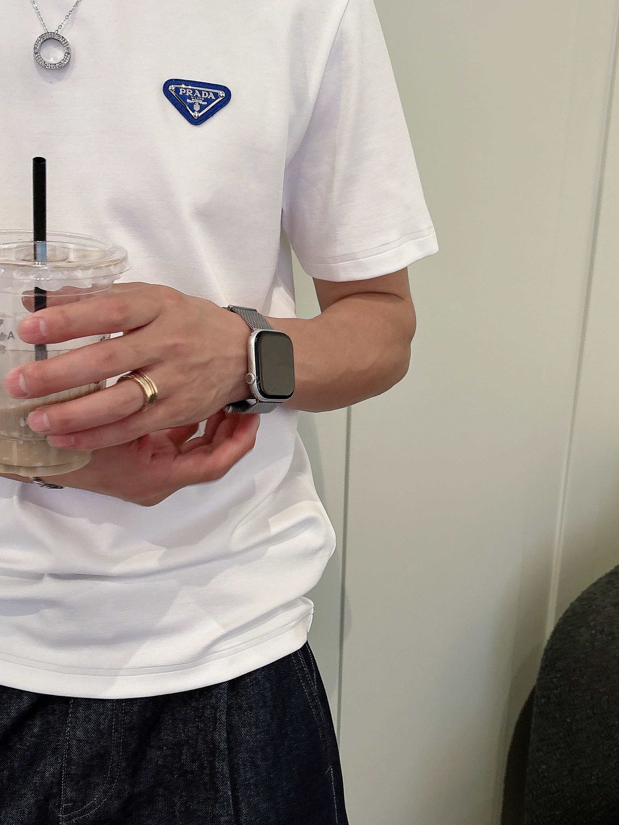 普拉达2025秋冬 圆领刺绣短袖T恤打底衫 元素性的Logo徽章凸显休闲时尚魅力,依然独领时尚风骚.内搭