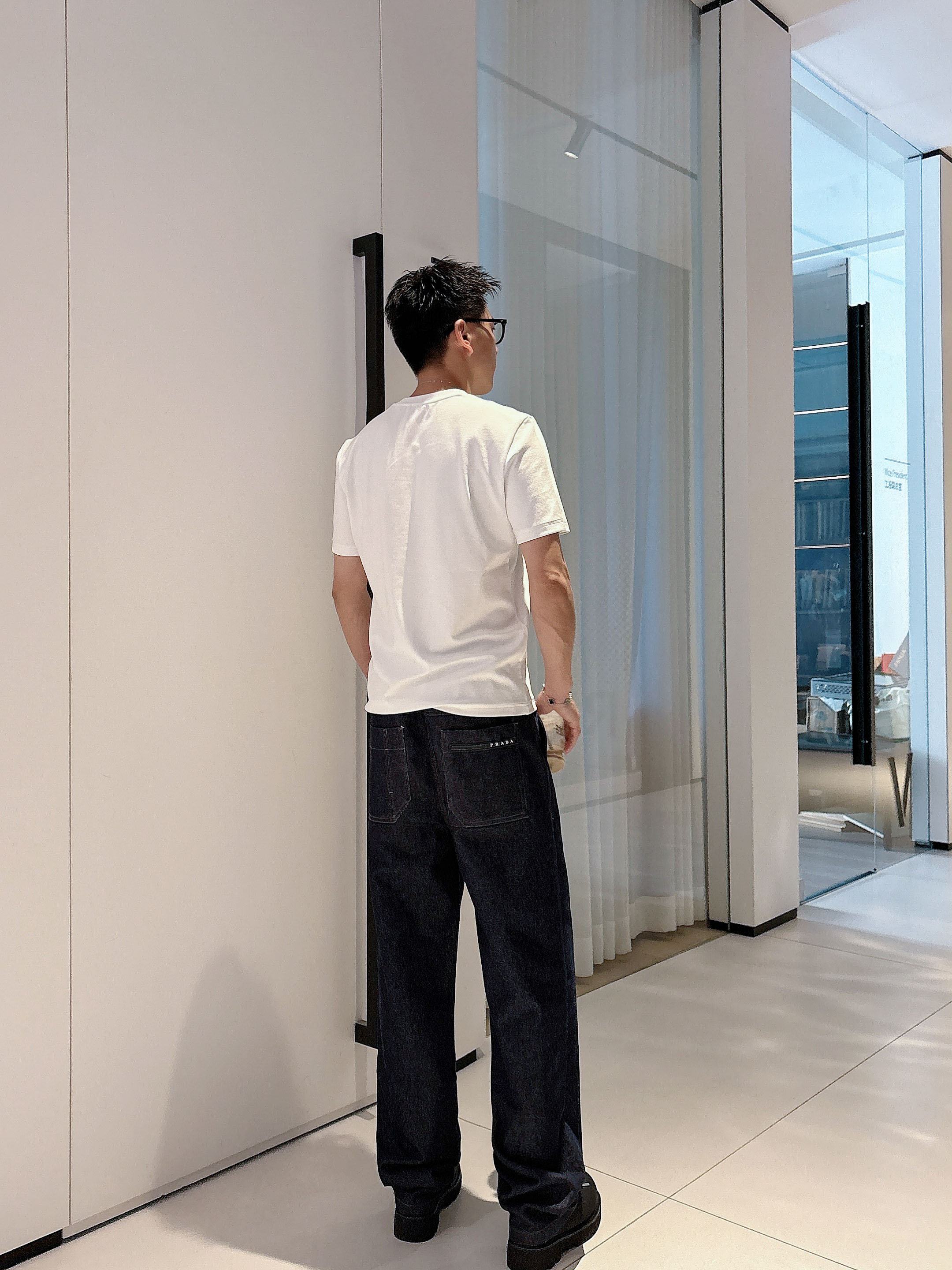 普拉达2025秋冬 圆领刺绣短袖T恤打底衫 元素性的Logo徽章凸显休闲时尚魅力,依然独领时尚风骚.内搭