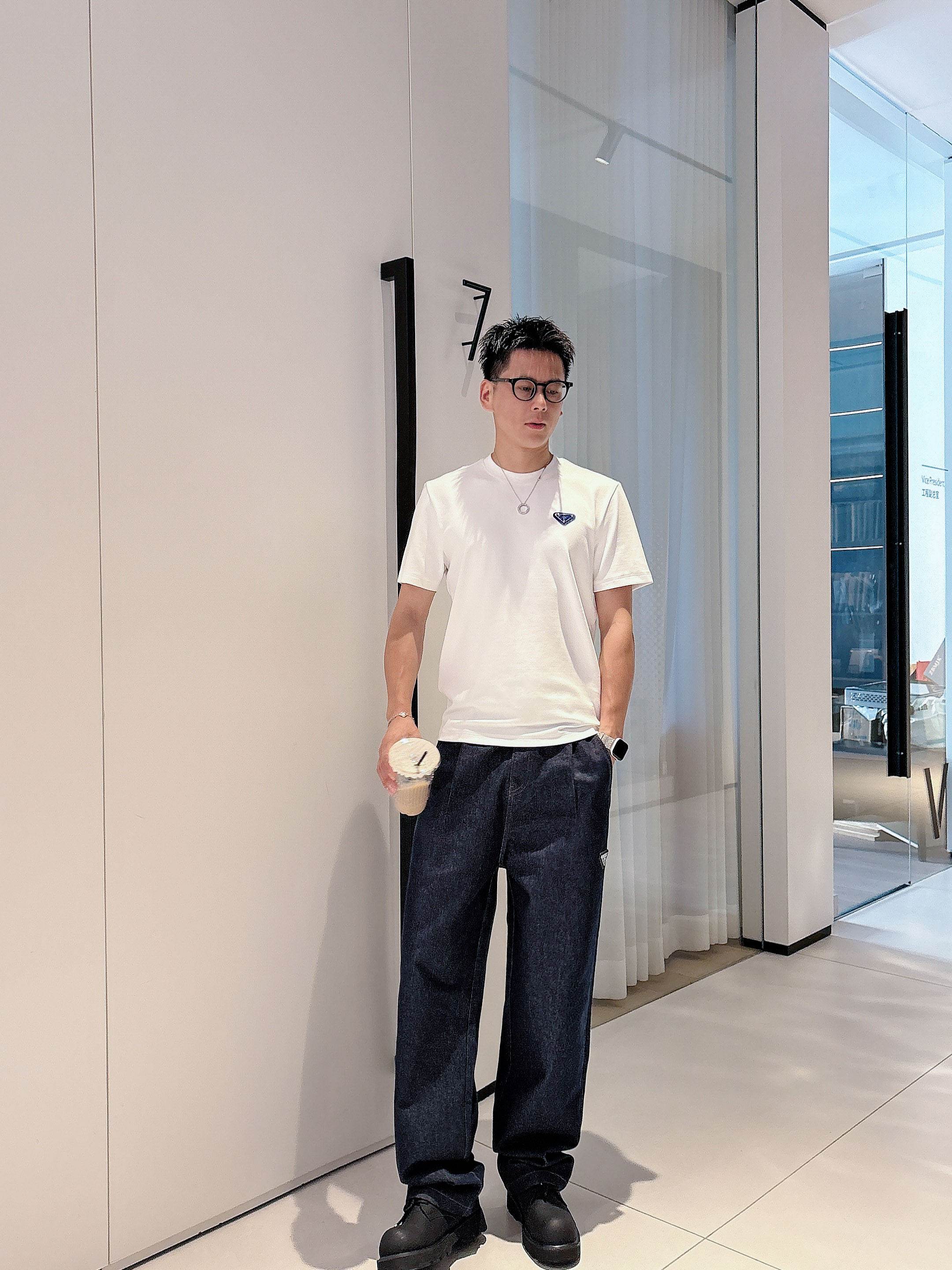 普拉达2025秋冬 圆领刺绣短袖T恤打底衫 元素性的Logo徽章凸显休闲时尚魅力,依然独领时尚风骚.内搭