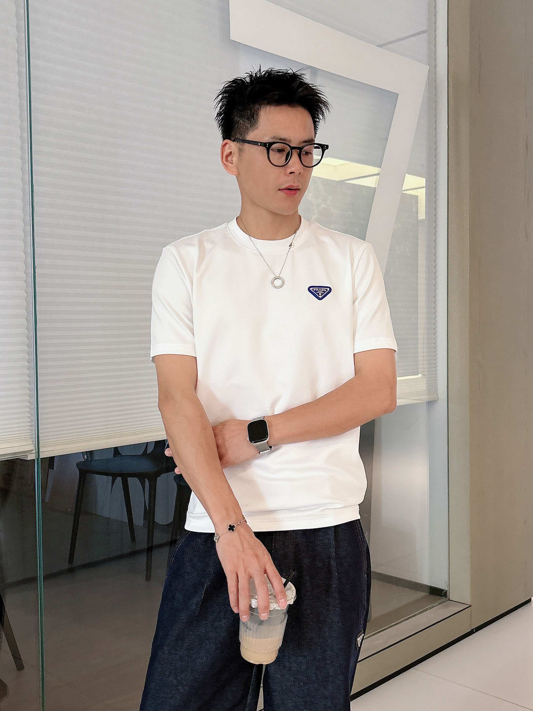 普拉达2025秋冬 圆领刺绣短袖T恤打底衫 元素性的Logo徽章凸显休闲时尚魅力,依然独领时尚风骚.内搭