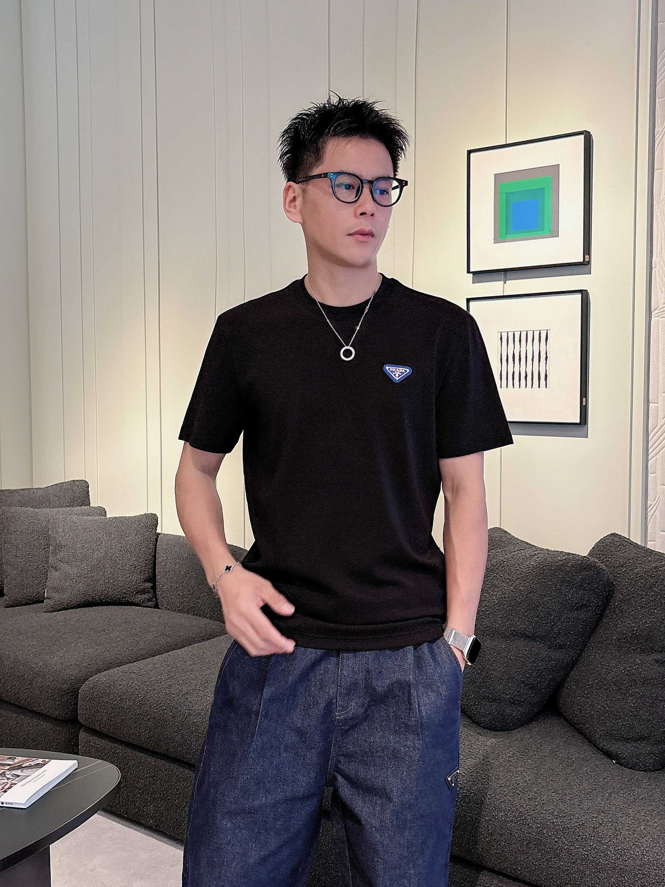 NO:515118,Prada 2025 Autumn and Winter Round neck embroidered short-sleeved T-shirt base shirt Elemental Logo badge highlights the casual and fashionable charm, and is still unique in style. It is well equipped with a companion... Customer-supplied high-strength elastic knitted liquid ammonia air-layer fabric, flat and symmetrical knitted light and refreshing, soft and comfortable, and excellent breathability. Simple and unique charm. The straight-cut style is more suitable for matching with various trendy and fashionable styles. It uses instrument embroidery, delicate and full texture, bringing a new experience for fashion sports and leisure. Color black white Size M-3XL AAA1,,prada,T-shirt,tees,t-shirt,alexander wang19860909普拉达 2025秋冬 圆领刺绣短袖T恤打底衫 元素性的Logo徽章凸显休闲时尚魅力,依然独领时尚风骚.内搭好伴侣… 客供高支弹力针织液氨空气层面料,平整匀称的针织轻薄清爽,柔软舒适,透气性极佳.简洁而富有独特魅力.直裁版型更为适合搭配各种潮流时尚造型. 采用器械刺绣,细腻饱满的质感突显,为时尚运动休闲带来全新体验. 颜色黑色 白色 尺码 M-3XL AAA1,,prada,T-shirt,tees，t-shirt,alexander wang,Men's clothing