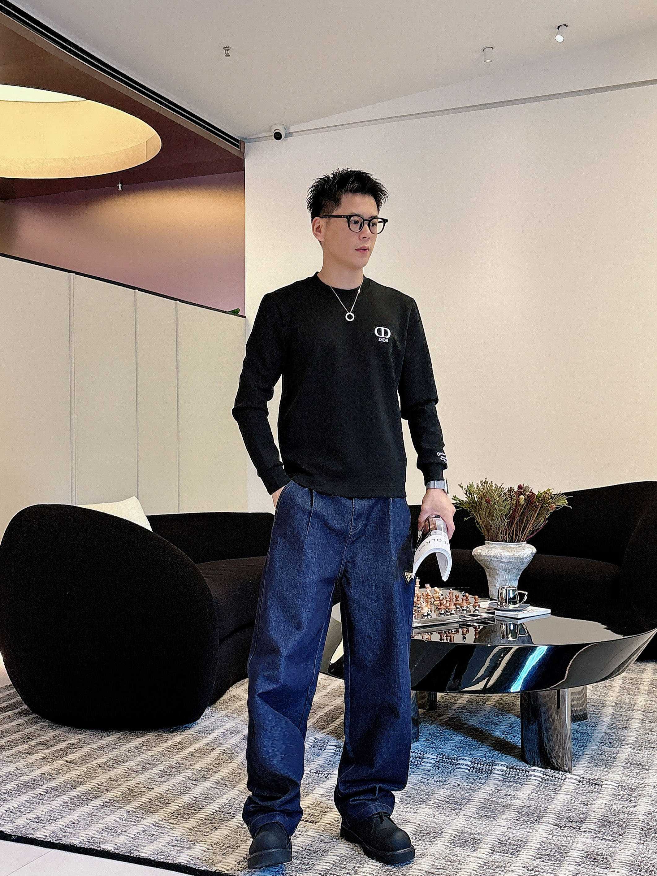 NO:515109,Dior 2025 autumn and winter counter new style, fashionable and casual base shirt, long-sleeved T-shirt, selected imported high-density double-sided cotton fabric, exquisite original logo, excellent comfort and breathability, excellent soft, wrinkle-resistant elasticity and drooping. Whether it is single or inner wear, it is very handsome, which conforms to the practical dressing habits of men, pursues luxury, noble and elegant style, and creates extraordinary men's taste. The visual effect is very good, the grade is extremely high, simple and fashionable, and a must-have choice for casual business!  Code number M-3XL AAA1,,dior,tees,t-shirt,alexander wang19860909迪奥 2025秋冬专柜新款 时尚休闲打底衫长袖T恤,精选进口高密度双面拉架棉面料,精致原版logo打造,舒适性与透气性兼优,柔软抗皱弹性和垂性极佳,无论是单穿或是内搭都是帅气十足,吻合了男性实用穿衣习惯,追求奢华高贵优雅风范,打造不凡男士品味,视觉效果非常赞,档次极高,简约时尚,休闲商务必备之选！ 码数M-3XL AAA1,,dior,tees，t-shirt,alexander wang,Men's clothing