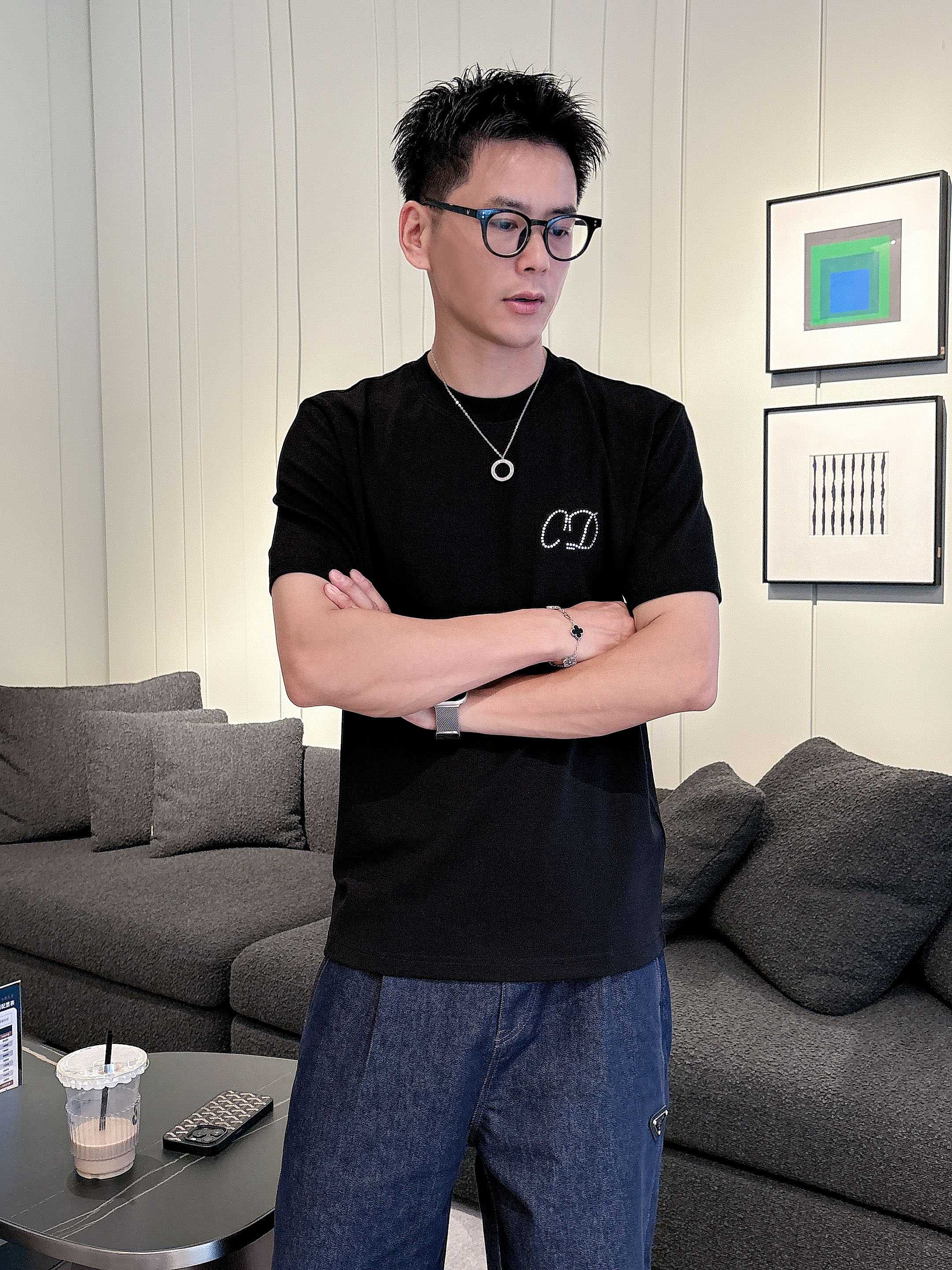 NO:515122,Dior 2025 Autumn and Winter Round neck embroidered short-sleeved T-shirt base shirt Elemental Logo badge highlights the casual and fashionable charm, and is still unique in style. The inner layer is fitted with a companion... Customer-supplied high-strength elastic knitted liquid ammonia air-layer fabric, flat and symmetrical knitted light and refreshing, soft and comfortable, and excellent breathability. Simple and unique charm. The straight-tailed version is more suitable for matching with various trendy and fashionable styles. It uses instrument embroidery, delicate and full texture, bringing a new experience for fashion sports and leisure. Color black white Size M-3XL AAA1,,dior,T-shirt,tees,t-shirt,alexander wang19860909迪奥 2025秋冬 圆领刺绣短袖T恤打底衫 元素性的Logo徽章凸显休闲时尚魅力,依然独领时尚风骚.内搭好伴侣… 客供高支弹力针织液氨空气层面料,平整匀称的针织轻薄清爽,柔软舒适,透气性极佳.简洁而富有独特魅力.直裁版型更为适合搭配各种潮流时尚造型. 采用器械刺绣,细腻饱满的质感突显,为时尚运动休闲带来全新体验. 颜色黑色 白色 尺码 M-3XL AAA1,,dior,T-shirt,tees，t-shirt,alexander wang,Men's clothing