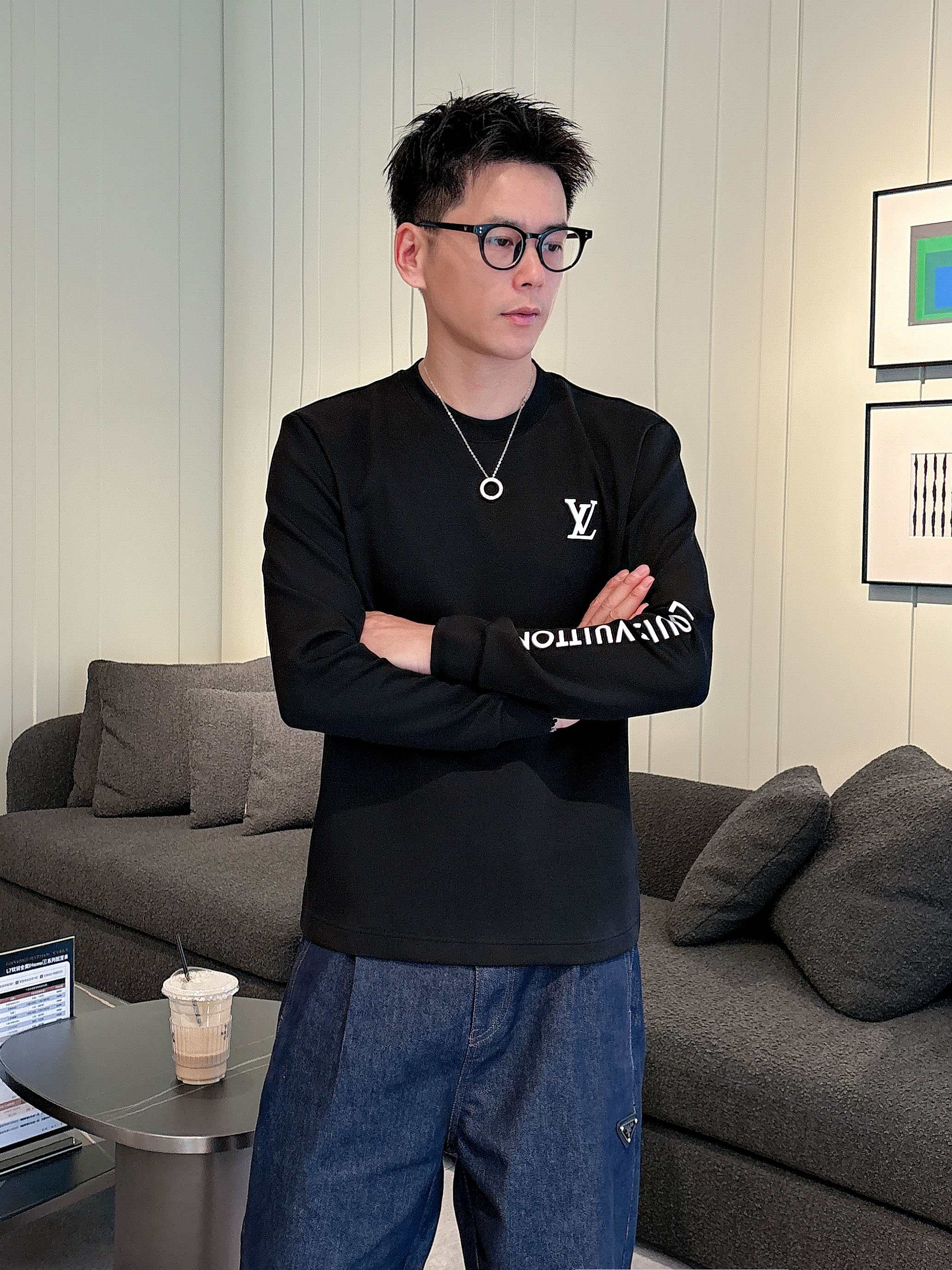 NO:515103,LV 2025 autumn and winter counter new style, fashionable and casual base shirt, long-sleeved T-shirt, selected imported high-density double-sided cotton fabric, exquisite original logo, excellent comfort and breathability, excellent soft, wrinkle-resistant elasticity and drooping. Whether worn alone or in the inner wear, it is very handsome, which conforms to the practical dressing habits of men, pursues luxury, noble and elegant style, and creates extraordinary men's taste. The visual effect is very good, the grade is extremely high, simple and fashionable, and a must-have choice for casual business!  Code number M-3XL AAA1, louis vuitton,tees,t-shirt,alexander wang19860909LV 2025秋冬专柜新款 时尚休闲打底衫长袖T恤,精选进口高密度双面拉架棉面料,精致原版logo打造,舒适性与透气性兼优,柔软抗皱弹性和垂性极佳,无论是单穿或是内搭都是帅气十足,吻合了男性实用穿衣习惯,追求奢华高贵优雅风范,打造不凡男士品味,视觉效果非常赞,档次极高,简约时尚,休闲商务必备之选！ 码数M-3XL AAA1,,louis vuitton,tees，t-shirt,alexander wang,Men's clothing