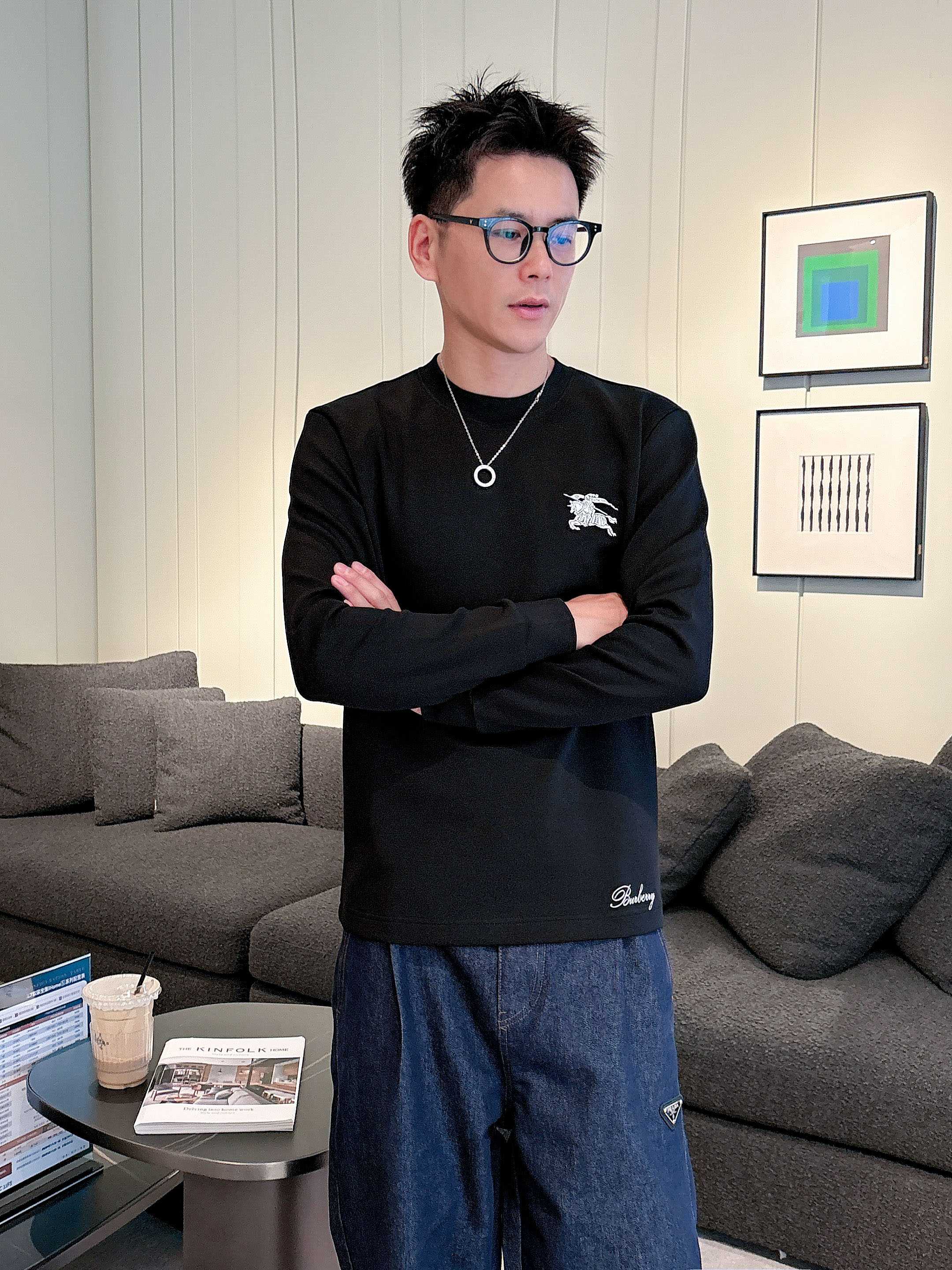 NO:515097,Burberry 2025 autumn and winter counter new style, fashionable and casual base shirt, long-sleeved T-shirt, selected imported high-density double-sided cotton fabric, exquisite original logo, excellent comfort and breathability, excellent soft, wrinkle-resistant elasticity and drooping. Whether worn alone or in the inner wear, it is very handsome, which conforms to the practical dressing habits of men, pursues luxury, noble and elegant style, and creates extraordinary men's taste. The visual effect is very good, the grade is extremely high, simple and fashionable, and a must-have choice for casual business!  Code number M-3XL AAA1, burberry,tees, t-shirt,alexander wang19860909巴宝莉 2025秋冬专柜新款 时尚休闲打底衫长袖T恤,精选进口高密度双面拉架棉面料,精致原版logo打造,舒适性与透气性兼优,柔软抗皱弹性和垂性极佳,无论是单穿或是内搭都是帅气十足,吻合了男性实用穿衣习惯,追求奢华高贵优雅风范,打造不凡男士品味,视觉效果非常赞,档次极高,简约时尚,休闲商务必备之选！ 码数M-3XL AAA1,,burberry,tees，t-shirt,alexander wang,Men's clothing