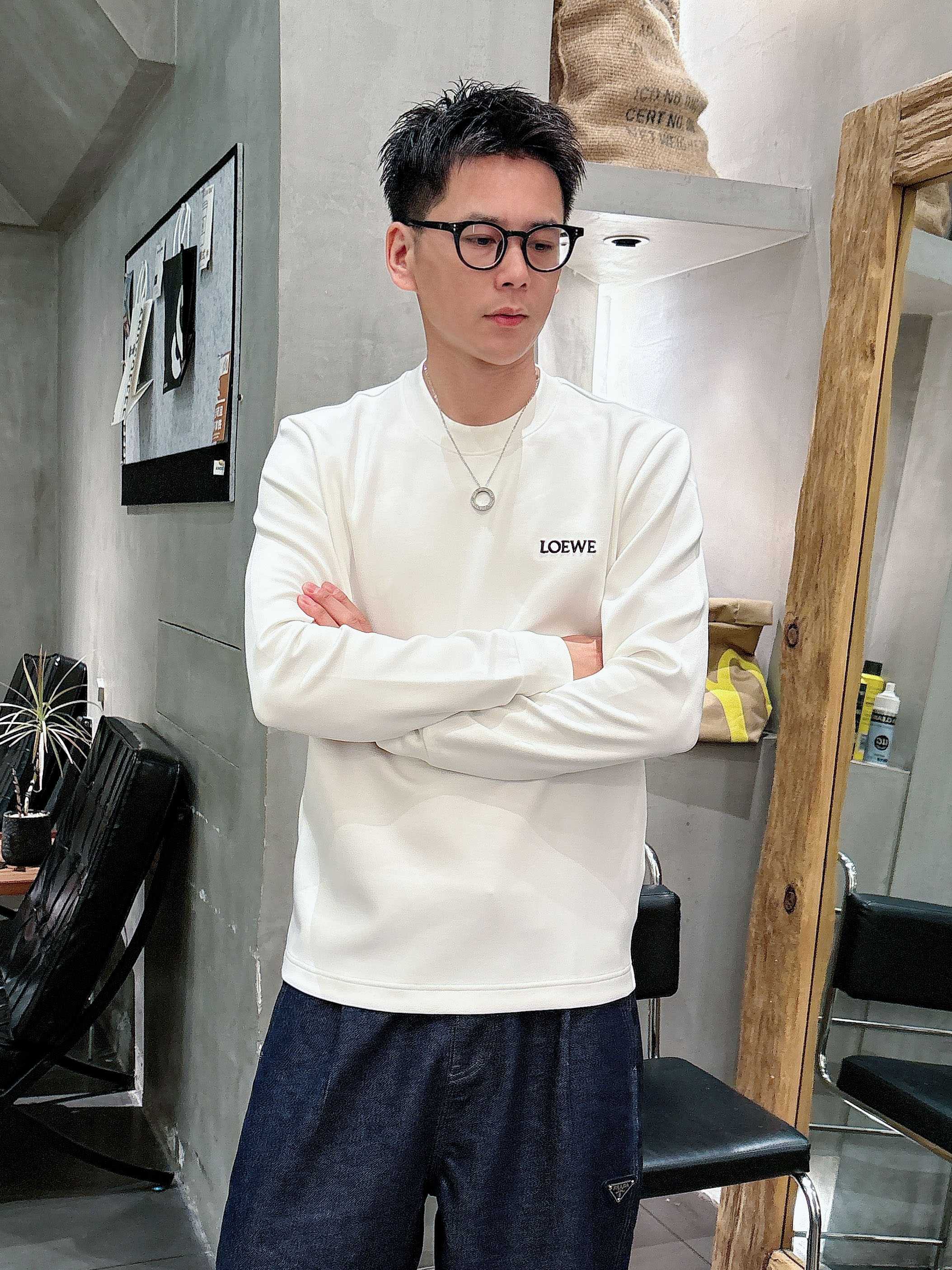 NO:515088,Luo Yiwei 2025 autumn and winter counter new style, fashionable and casual base shirt, long-sleeved T-shirt, selected imported high-density double-sided cotton fabric, exquisite original logo, excellent comfort and breathability, excellent soft, wrinkle-resistant elasticity and drooping. Whether worn alone or in the inner wear, it is very handsome, which conforms to the practical dressing habits of men, pursues luxury, noble and elegant style, and creates extraordinary men's taste. The visual effect is very good, the grade is extremely high, simple and fashionable, and a must-have choice for casual business!  Code number M-3XL AAA1, loewe,tees,t-shirt,alexander wang19860909罗意威 2025秋冬专柜新款 时尚休闲打底衫长袖T恤,精选进口高密度双面拉架棉面料,精致原版logo打造,舒适性与透气性兼优,柔软抗皱弹性和垂性极佳,无论是单穿或是内搭都是帅气十足,吻合了男性实用穿衣习惯,追求奢华高贵优雅风范,打造不凡男士品味,视觉效果非常赞,档次极高,简约时尚,休闲商务必备之选！ 码数M-3XL AAA1,,loewe,tees，t-shirt,alexander wang,Men's clothing