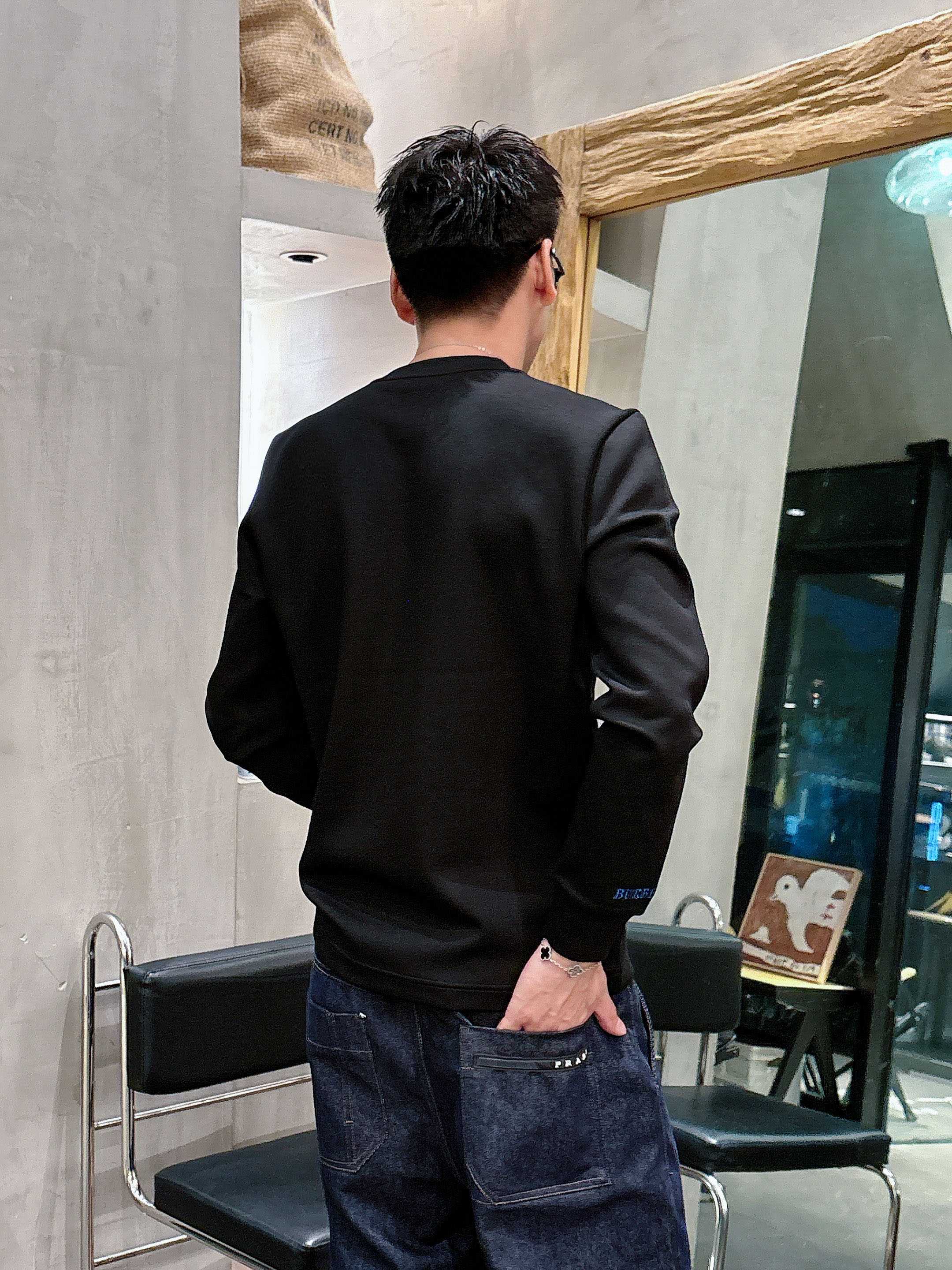 巴宝莉 2025秋冬专柜新款 时尚休闲打底衫长袖T恤，精选进口高密度双面拉架棉面料，精致原版logo打造