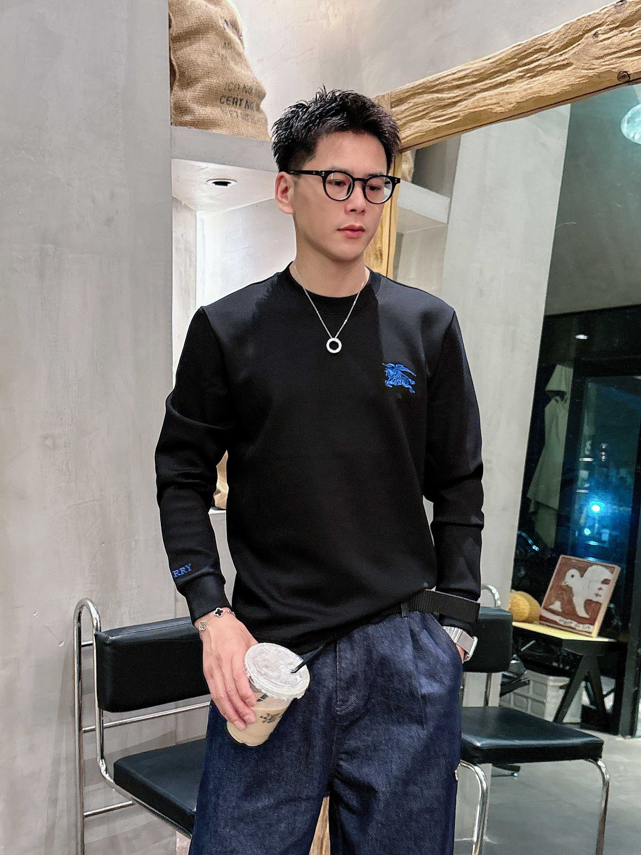 巴宝莉 2025秋冬专柜新款 时尚休闲打底衫长袖T恤，精选进口高密度双面拉架棉面料，精致原版logo打造