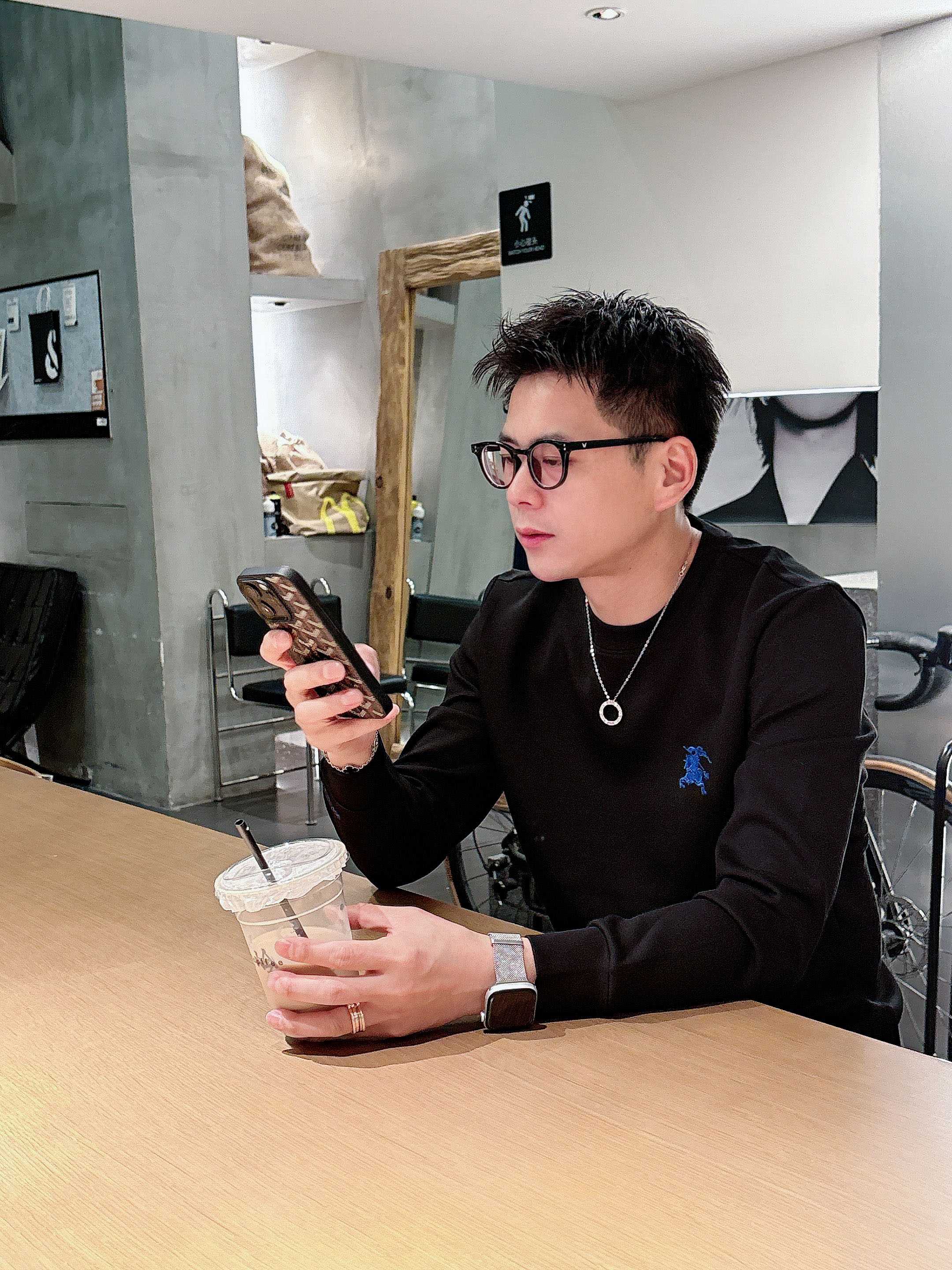 NO:515111,Burberry 2025 autumn and winter counter new style, fashionable and casual base shirt, long-sleeved T-shirt, selected imported high-density double-sided cotton fabric, exquisite original logo, excellent comfort and breathability, excellent soft, wrinkle-resistant elasticity and drooping. Whether worn alone or in the inner wear, it is very handsome, which conforms to the practical dressing habits of men, pursues luxury, noble and elegant style, and creates extraordinary men's taste. The visual effect is very good, the grade is extremely high, simple and fashionable, and a must-have choice for casual business!  Code number M-3XL AAA1, burberry,tees, t-shirt,alexander wang19860909巴宝莉 2025秋冬专柜新款 时尚休闲打底衫长袖T恤,精选进口高密度双面拉架棉面料,精致原版logo打造,舒适性与透气性兼优,柔软抗皱弹性和垂性极佳,无论是单穿或是内搭都是帅气十足,吻合了男性实用穿衣习惯,追求奢华高贵优雅风范,打造不凡男士品味,视觉效果非常赞,档次极高,简约时尚,休闲商务必备之选！ 码数M-3XL AAA1,,burberry,tees，t-shirt,alexander wang,Men's clothing