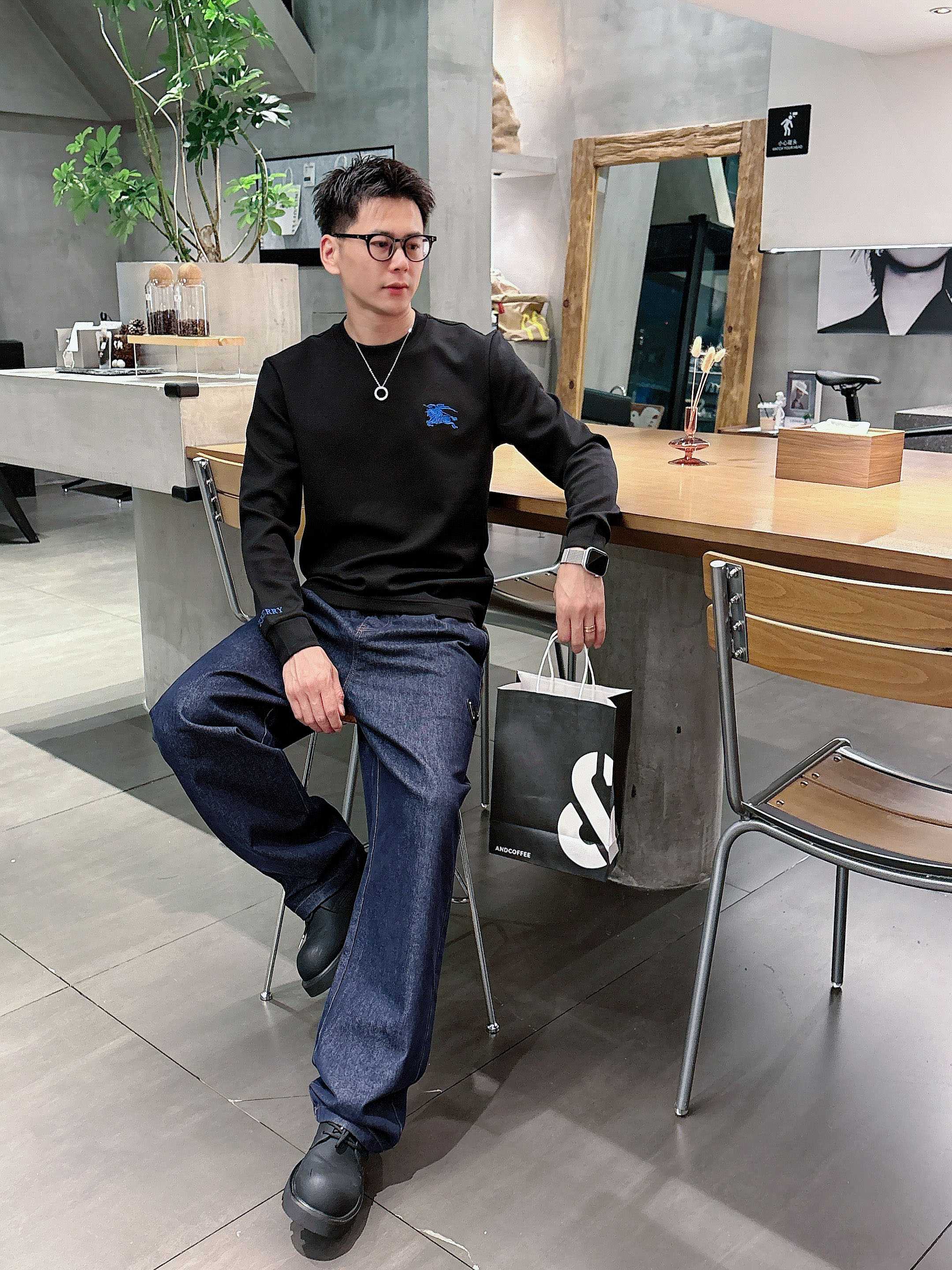 巴宝莉 2025秋冬专柜新款 时尚休闲打底衫长袖T恤，精选进口高密度双面拉架棉面料，精致原版logo打造