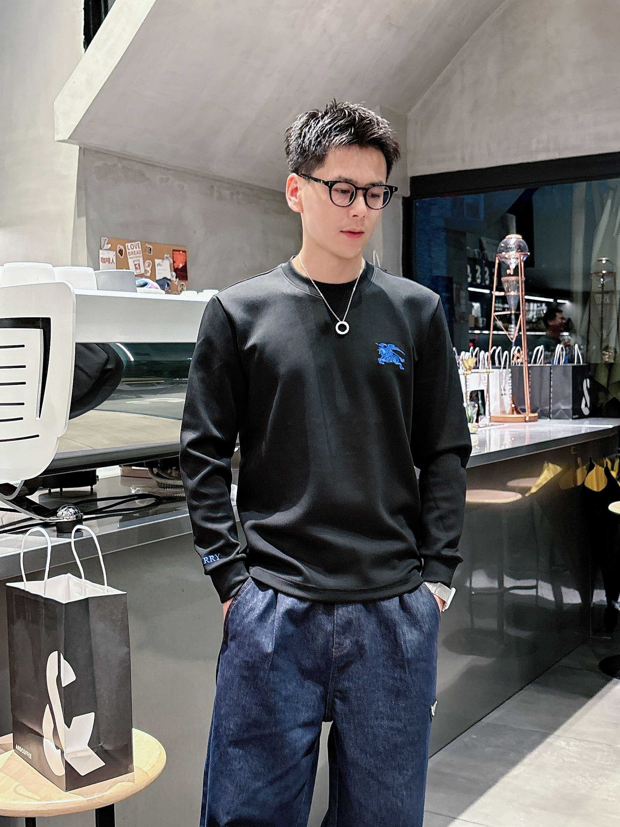 巴宝莉 2025秋冬专柜新款 时尚休闲打底衫长袖T恤，精选进口高密度双面拉架棉面料，精致原版logo打造