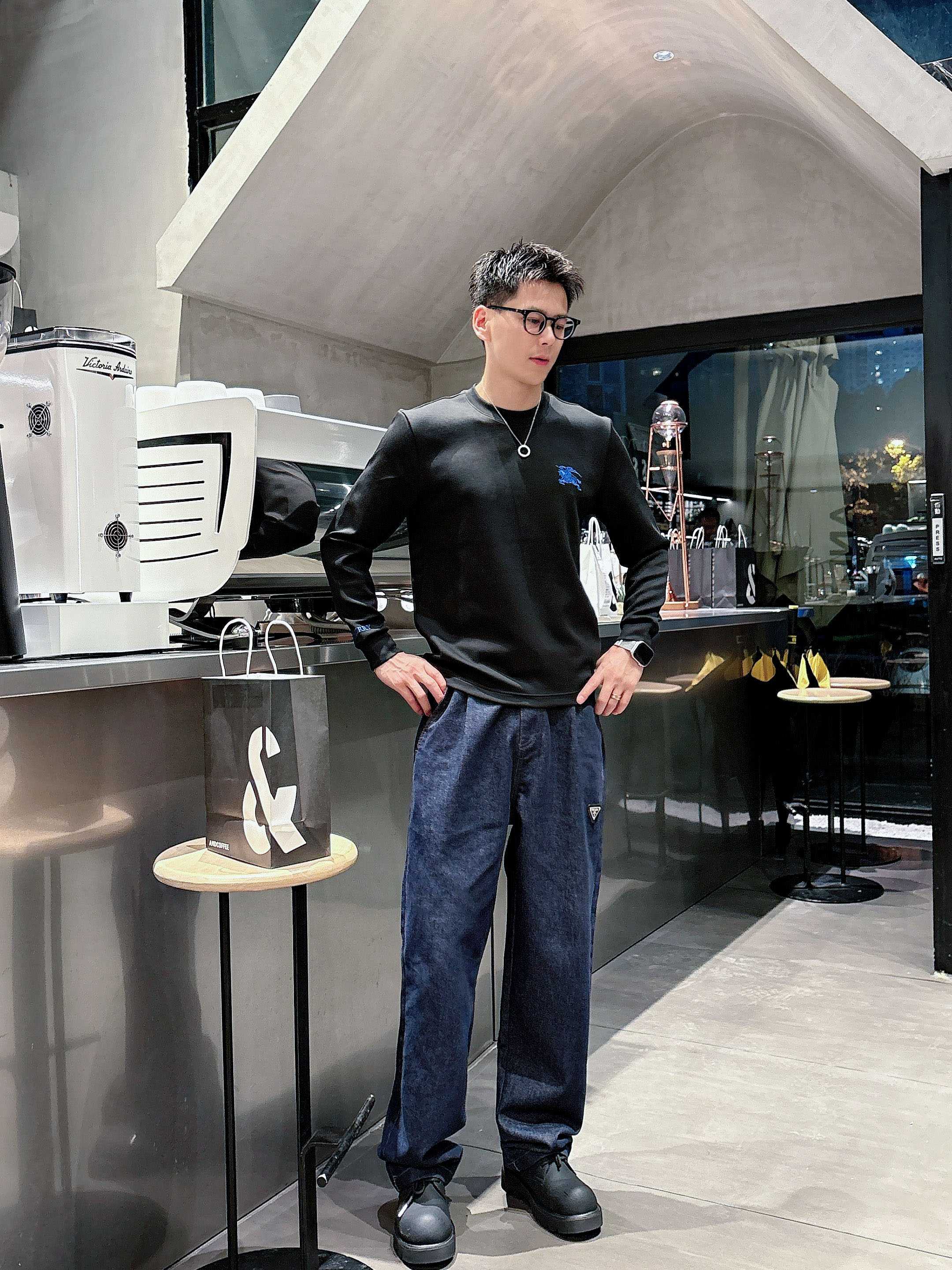 巴宝莉 2025秋冬专柜新款 时尚休闲打底衫长袖T恤，精选进口高密度双面拉架棉面料，精致原版logo打造