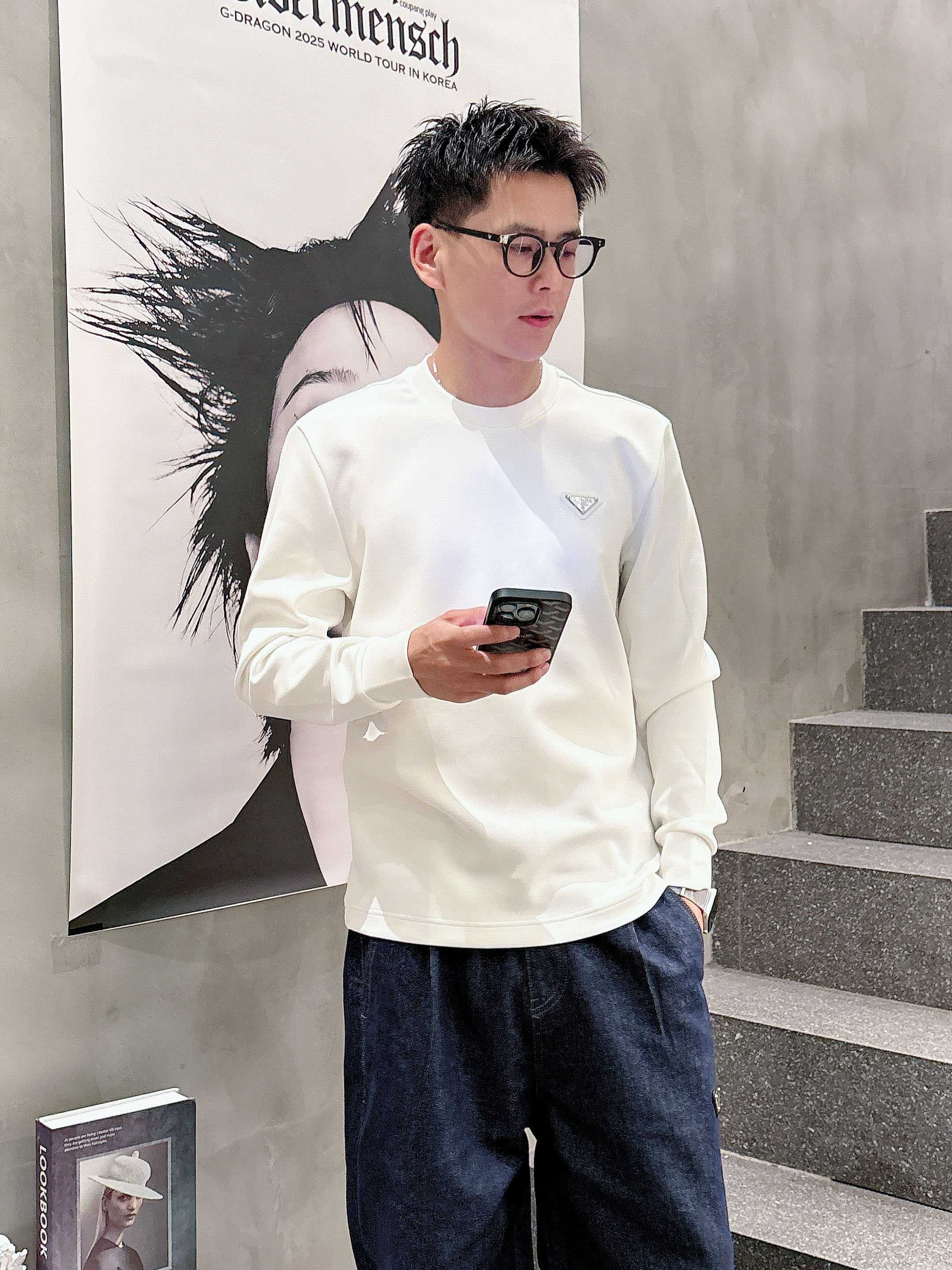 NO:515091,Prada 2025 autumn and winter counter new style, fashionable and casual base shirt, long-sleeved T-shirt, selected imported high-density double-sided cotton fabric, exquisite original logo, excellent comfort and breathability, excellent soft, wrinkle-resistant elasticity and drooping. Whether worn alone or in the inner wear, it is very handsome, which conforms to the practical dressing habits of men, pursues luxury, noble and elegant style, and creates extraordinary men's taste. The visual effect is very good, the grade is extremely high, simple and fashionable, and a must-have choice for casual business!  Code number M-3XL AAA1, prada,tees, t-shirt,alexander wang19860909普拉达 2025秋冬专柜新款 时尚休闲打底衫长袖T恤,精选进口高密度双面拉架棉面料,精致原版logo打造,舒适性与透气性兼优,柔软抗皱弹性和垂性极佳,无论是单穿或是内搭都是帅气十足,吻合了男性实用穿衣习惯,追求奢华高贵优雅风范,打造不凡男士品味,视觉效果非常赞,档次极高,简约时尚,休闲商务必备之选！ 码数M-3XL AAA1,,prada,tees，t-shirt,alexander wang,Men's clothing