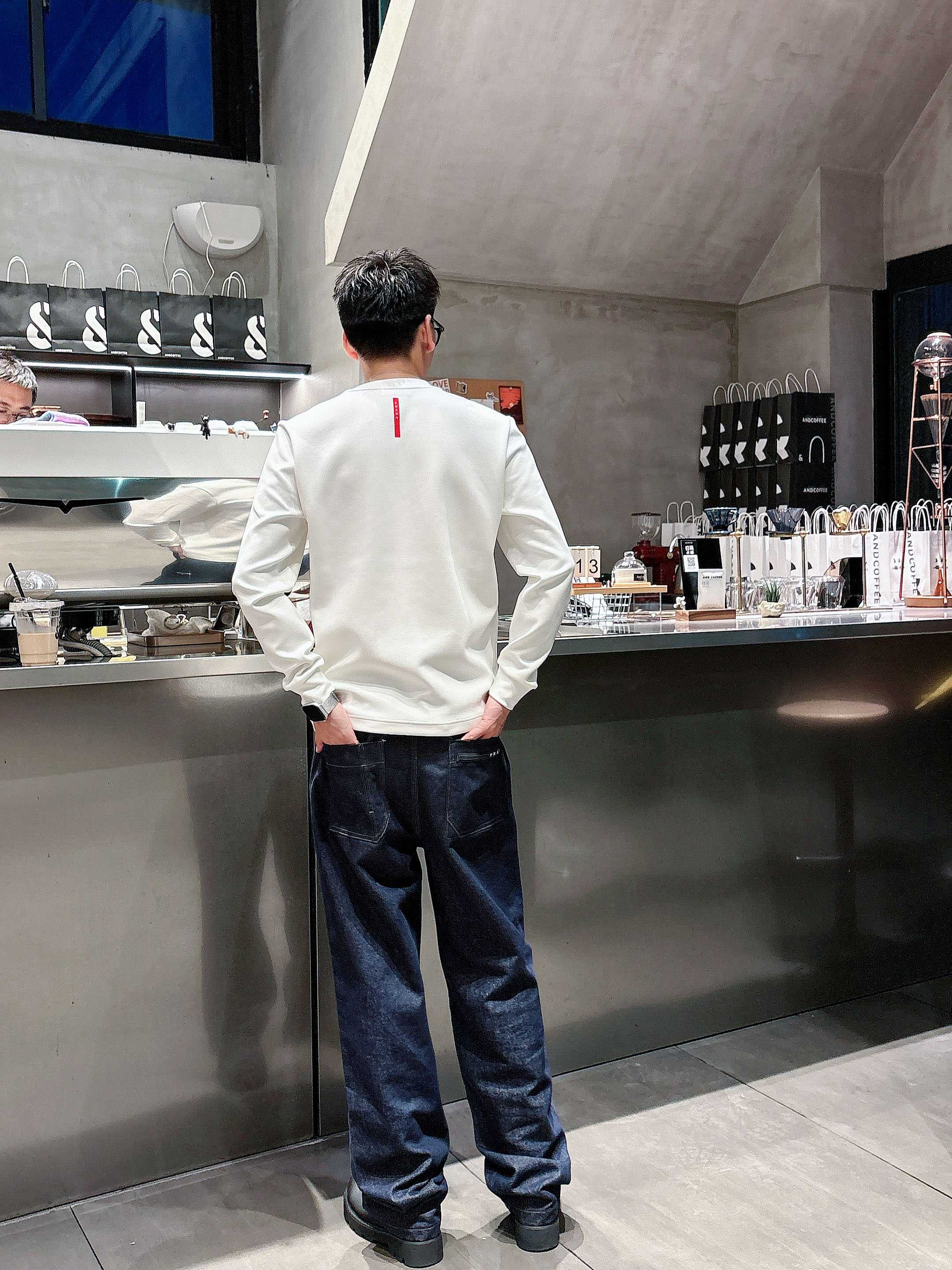 普拉达 2025秋冬专柜新款 时尚休闲打底衫长袖T恤，精选进口高密度双面拉架棉面料，精致原版logo打造