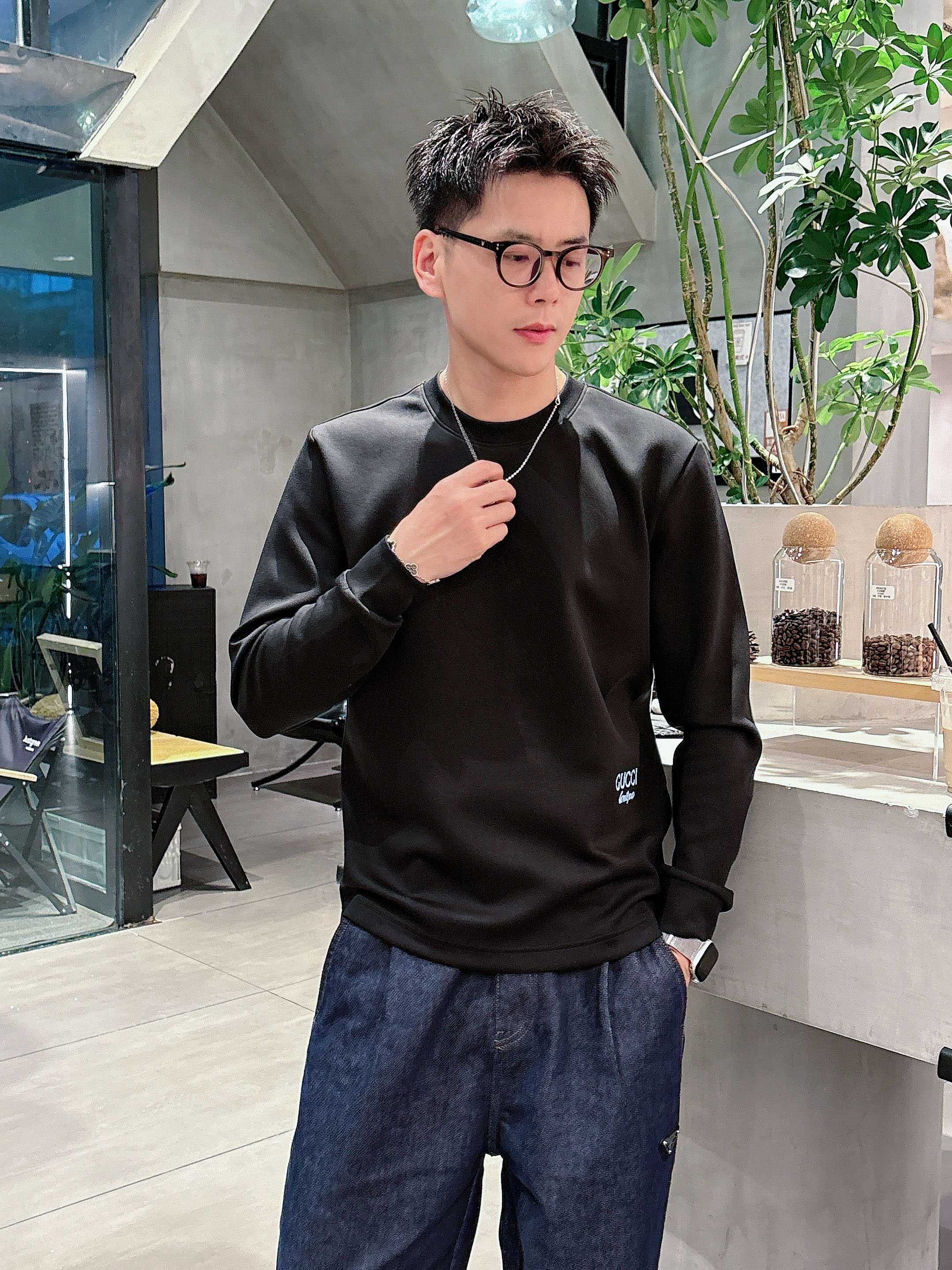 NO:515114,Gucci 2025 autumn and winter counter new style, fashionable and casual base shirt, long-sleeved T-shirt, selected imported high-density double-sided cotton fabric, exquisite original logo, excellent comfort and breathability, excellent soft, wrinkle-resistant elasticity and drooping. Whether worn alone or in the inner wear, it is very handsome, which conforms to the practical dressing habits of men, pursues luxury, noble and elegant style, and creates extraordinary men's taste. The visual effect is very good, the grade is extremely high, simple and fashionable, and a must-have choice for casual business!  Code number M-3XL AAA1, gucci,tees, t-shirt,alexander wang19860909古驰 2025秋冬专柜新款 时尚休闲打底衫长袖T恤,精选进口高密度双面拉架棉面料,精致原版logo打造,舒适性与透气性兼优,柔软抗皱弹性和垂性极佳,无论是单穿或是内搭都是帅气十足,吻合了男性实用穿衣习惯,追求奢华高贵优雅风范,打造不凡男士品味,视觉效果非常赞,档次极高,简约时尚,休闲商务必备之选！ 码数M-3XL AAA1,,gucci,tees，t-shirt,alexander wang,Men's clothing