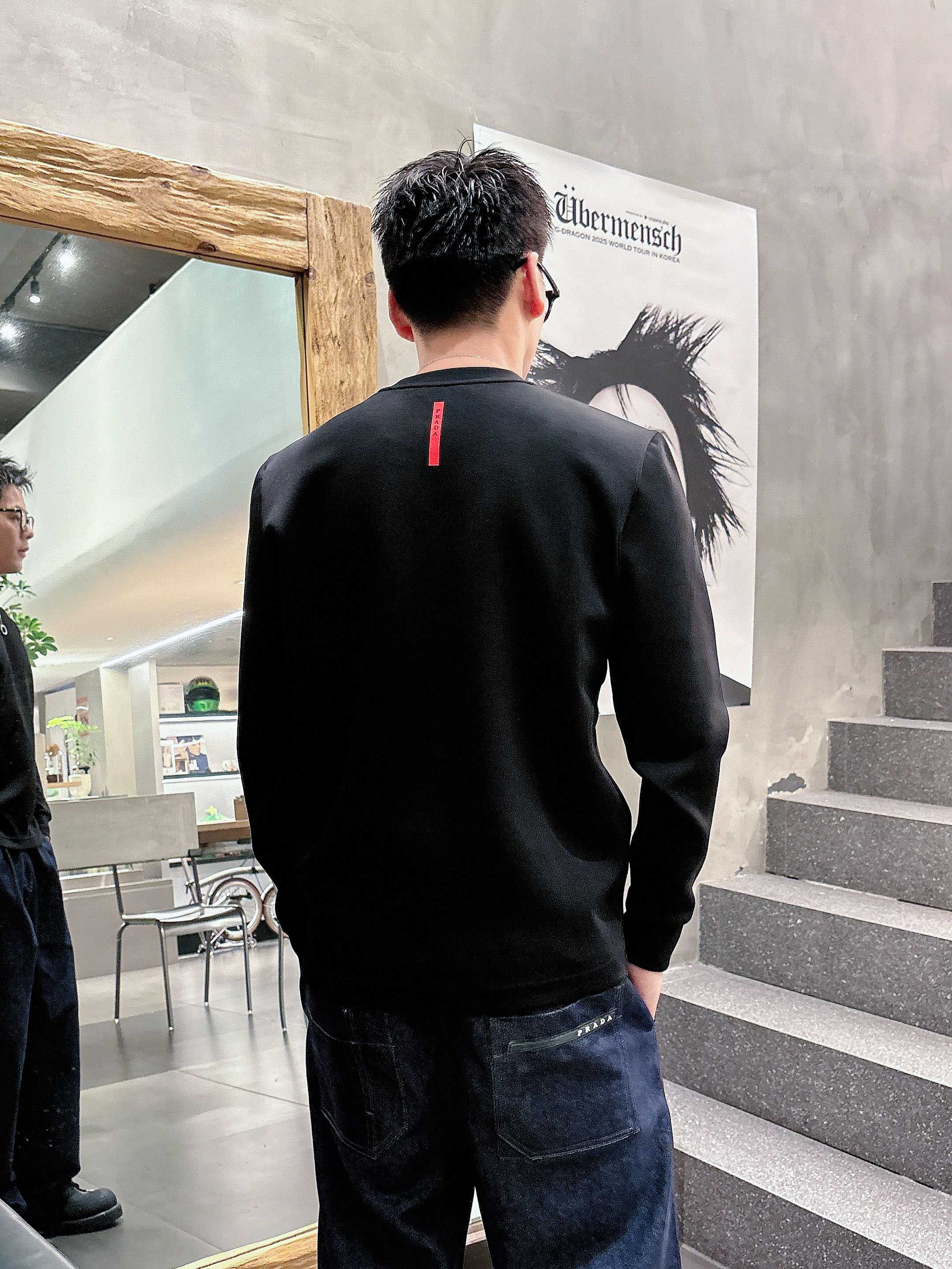 普拉达 2025秋冬专柜新款 时尚休闲打底衫长袖T恤，精选进口高密度双面拉架棉面料，精致原版logo打造