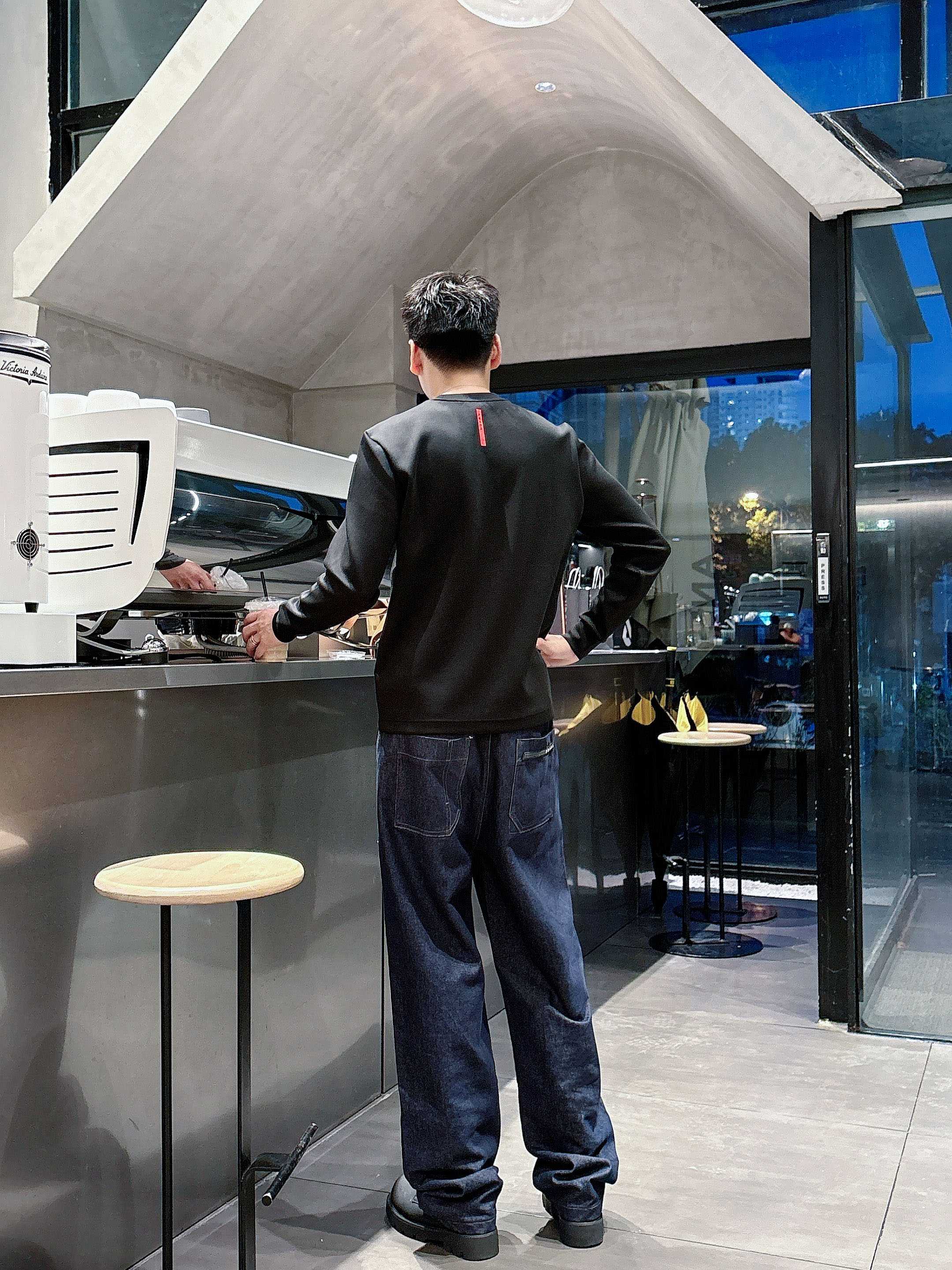 普拉达 2025秋冬专柜新款 时尚休闲打底衫长袖T恤，精选进口高密度双面拉架棉面料，精致原版logo打造