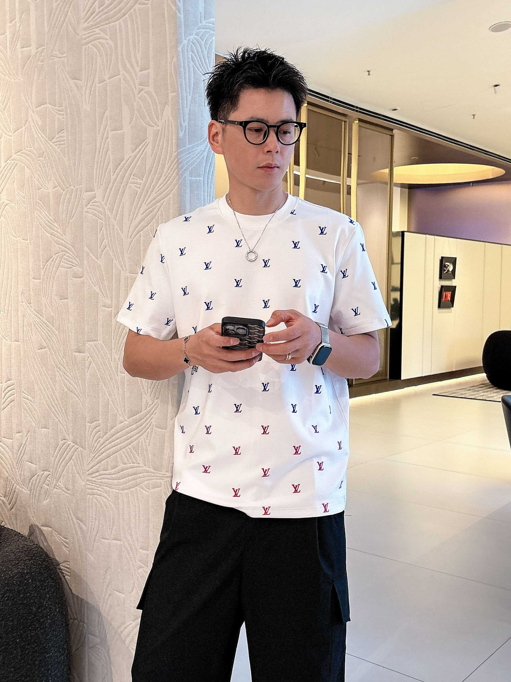 NO:515126,LV 2025 Autumn and Winter Round neck embroidered short-sleeved T-shirt base shirt Elemental Logo badge highlights the casual and fashionable charm, and still uniquely fashionable and coquettish. It is well equipped with a companion... Customer-supplied high-strength elastic knitted liquid ammonia air-layer fabric, flat and symmetrical knitted light and refreshing, soft and comfortable, and excellent breathability. Simple and unique charm. The straight-cut style is more suitable for matching with various trendy and fashionable styles. It uses instrument embroidery, delicate and full texture, bringing a new experience for fashion sports and leisure. Color black white Size M-3XL AAA1,,louis vuitton, T-shirt,tees, t-shirt,alexander wang19860909LV 2025秋冬 圆领刺绣短袖T恤打底衫 元素性的Logo徽章凸显休闲时尚魅力,依然独领时尚风骚.内搭好伴侣… 客供高支弹力针织液氨空气层面料,平整匀称的针织轻薄清爽,柔软舒适,透气性极佳.简洁而富有独特魅力.直裁版型更为适合搭配各种潮流时尚造型. 采用器械刺绣,细腻饱满的质感突显,为时尚运动休闲带来全新体验. 颜色黑色 白色 尺码 M-3XL AAA1,,louis vuitton,T-shirt,tees，t-shirt,alexander wang,Men's clothing