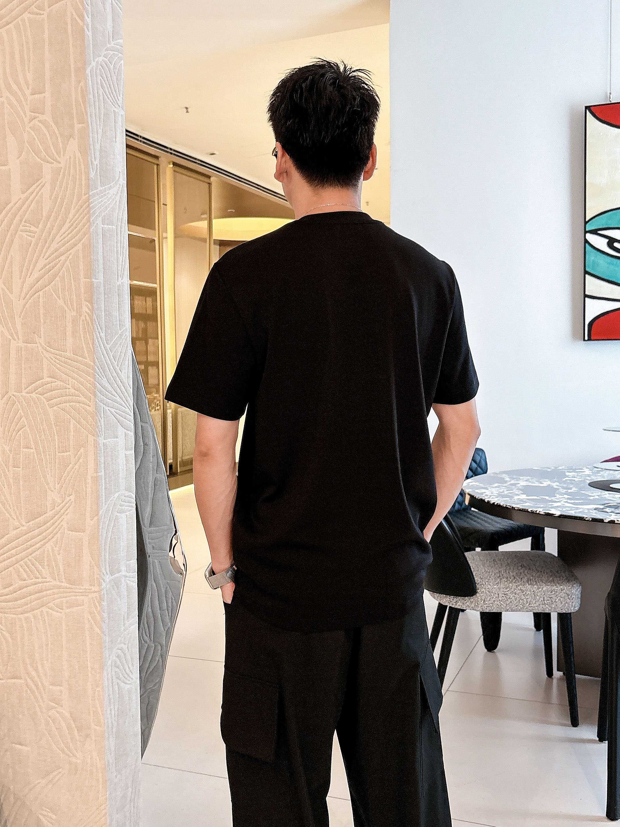 罗意威2025秋冬 圆领刺绣短袖T恤打底衫 元素性的Logo徽章凸显休闲时尚魅力,依然独领时尚风骚.内搭