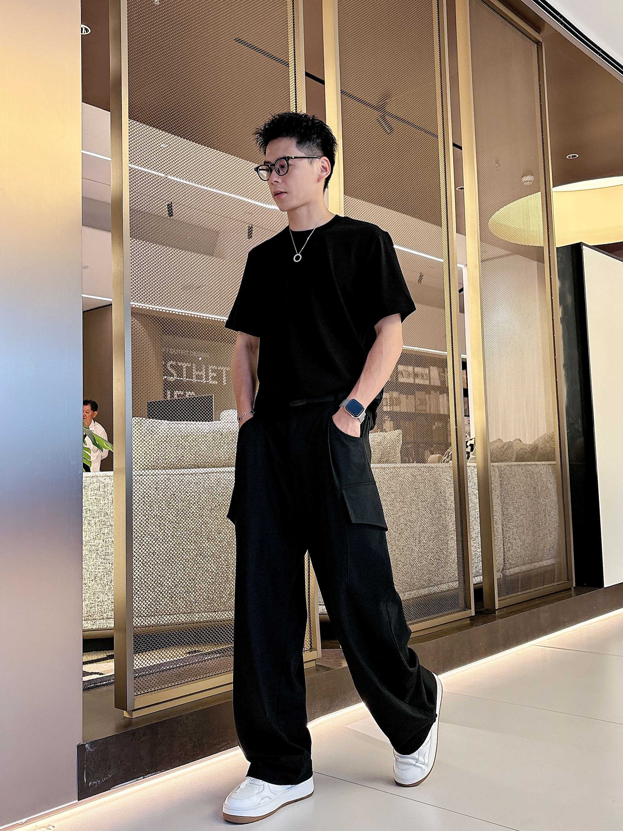 罗意威2025秋冬 圆领刺绣短袖T恤打底衫 元素性的Logo徽章凸显休闲时尚魅力,依然独领时尚风骚.内搭