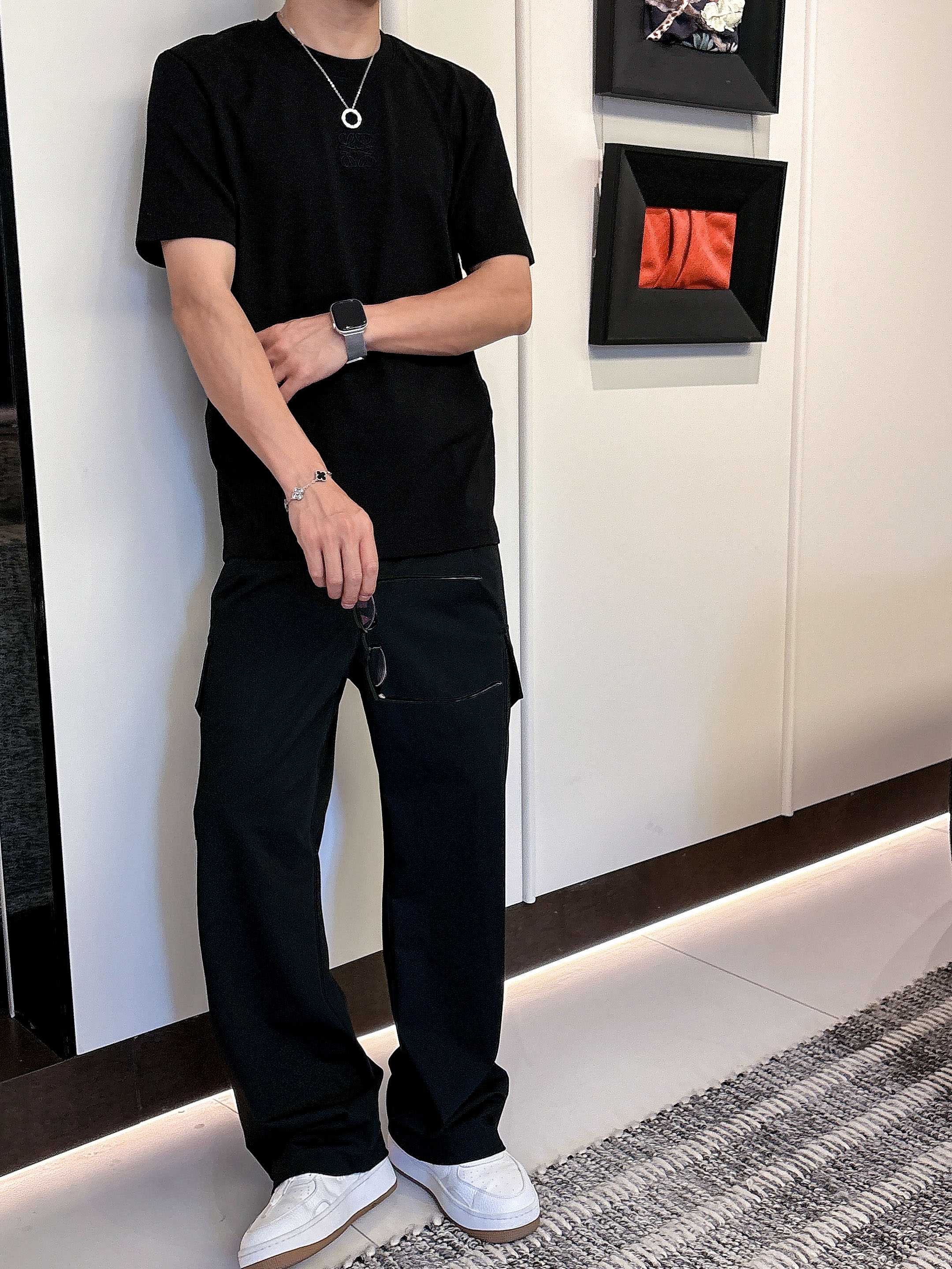 罗意威2025秋冬 圆领刺绣短袖T恤打底衫 元素性的Logo徽章凸显休闲时尚魅力,依然独领时尚风骚.内搭