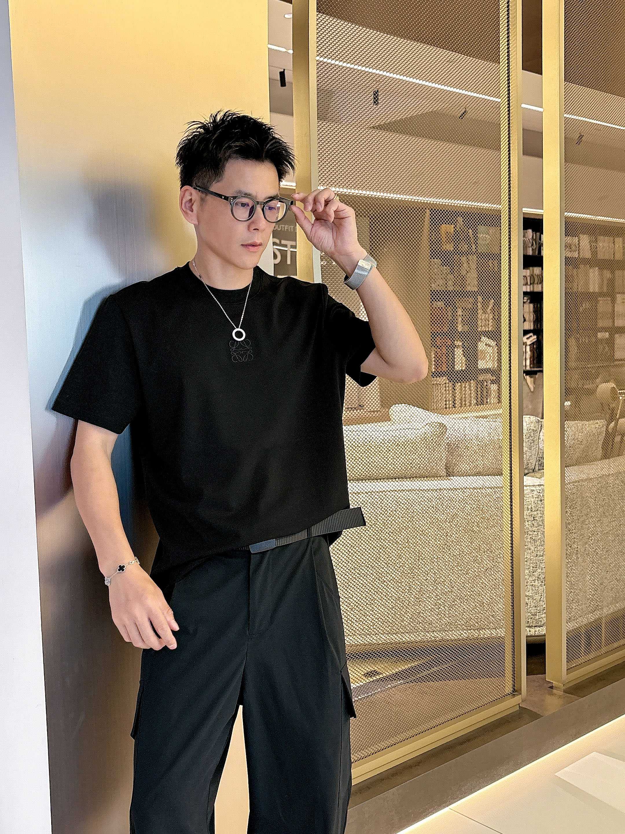 罗意威2025秋冬 圆领刺绣短袖T恤打底衫 元素性的Logo徽章凸显休闲时尚魅力,依然独领时尚风骚.内搭