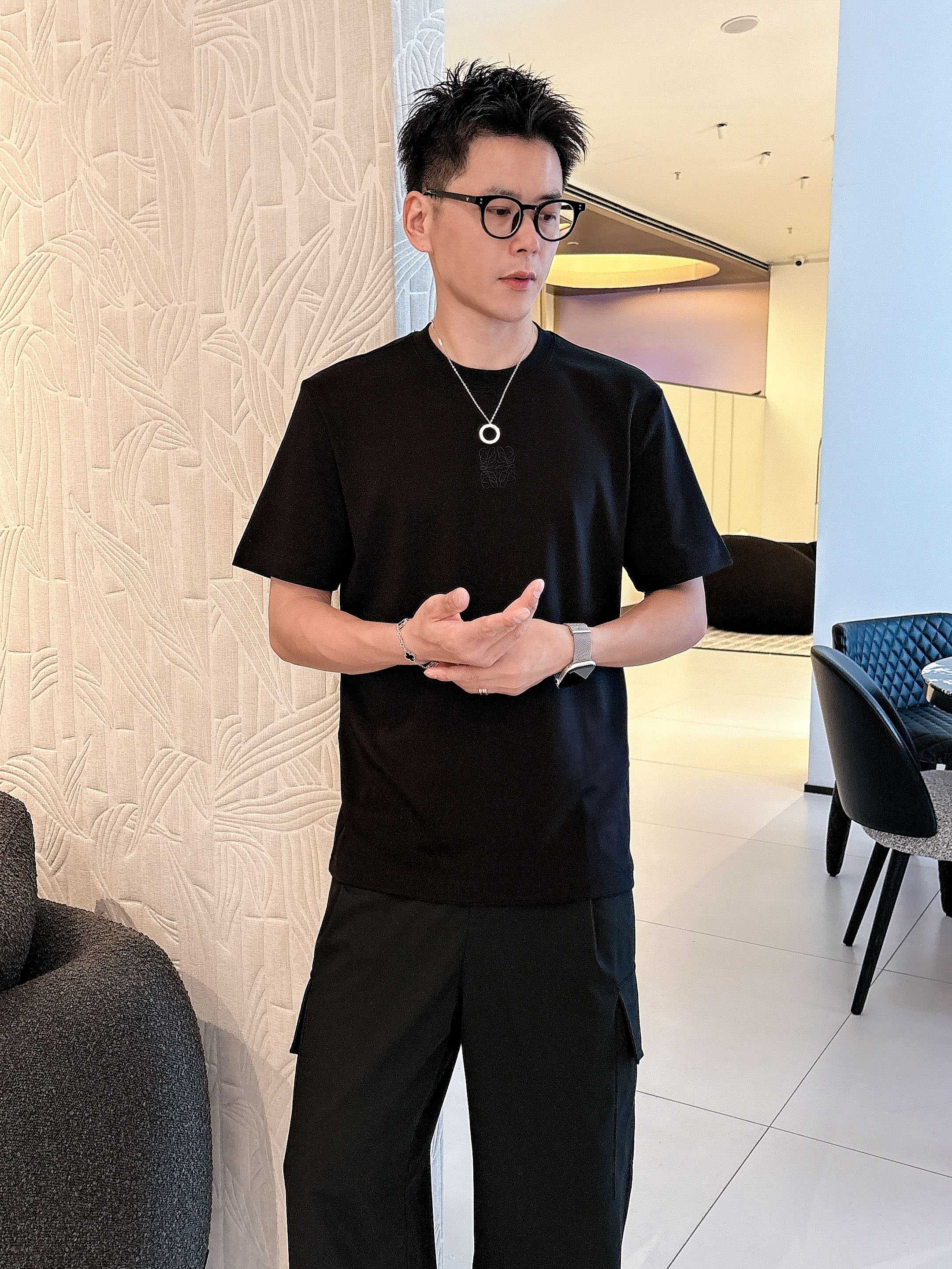 罗意威2025秋冬 圆领刺绣短袖T恤打底衫 元素性的Logo徽章凸显休闲时尚魅力,依然独领时尚风骚.内搭