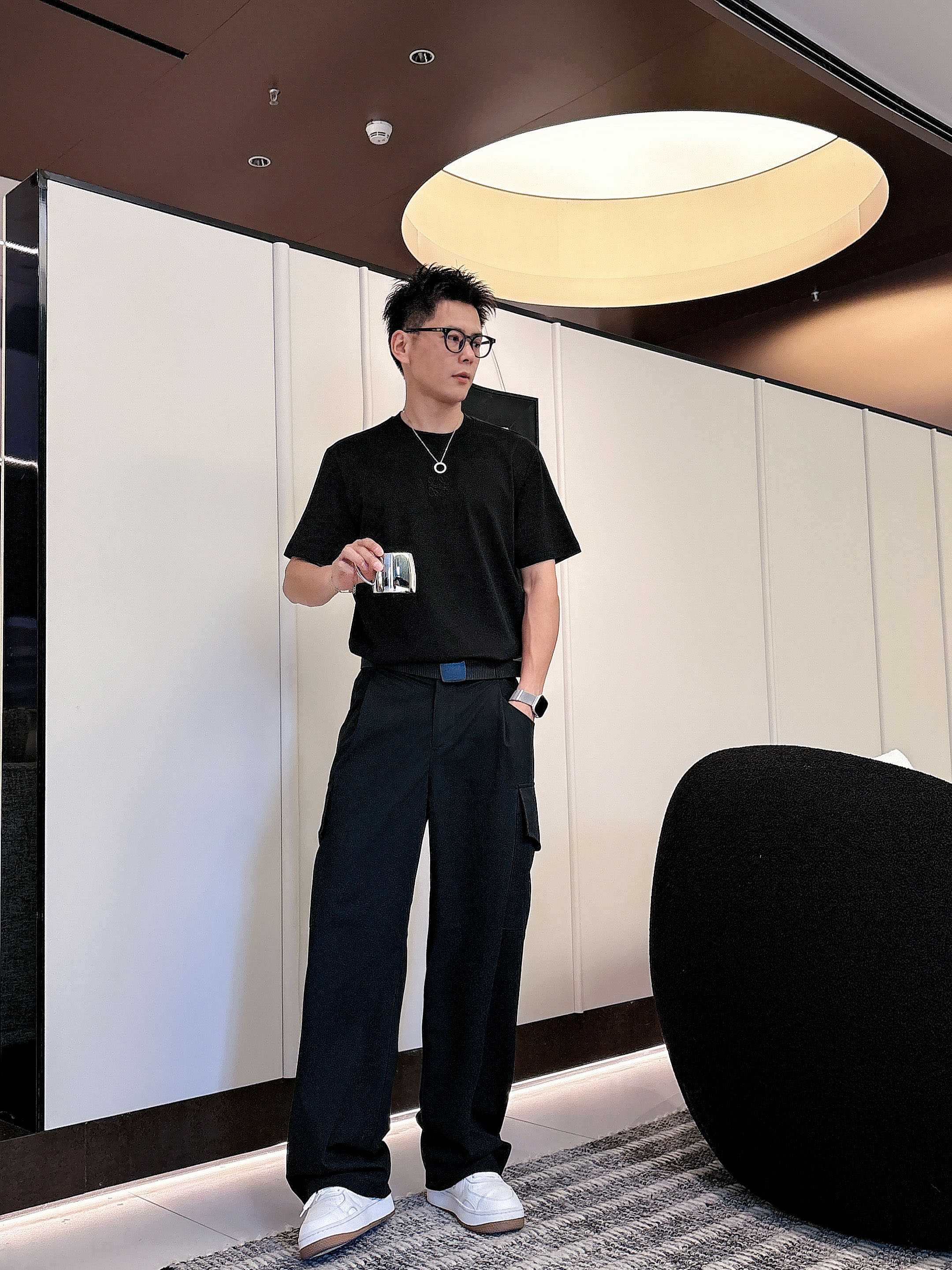 罗意威2025秋冬 圆领刺绣短袖T恤打底衫 元素性的Logo徽章凸显休闲时尚魅力,依然独领时尚风骚.内搭