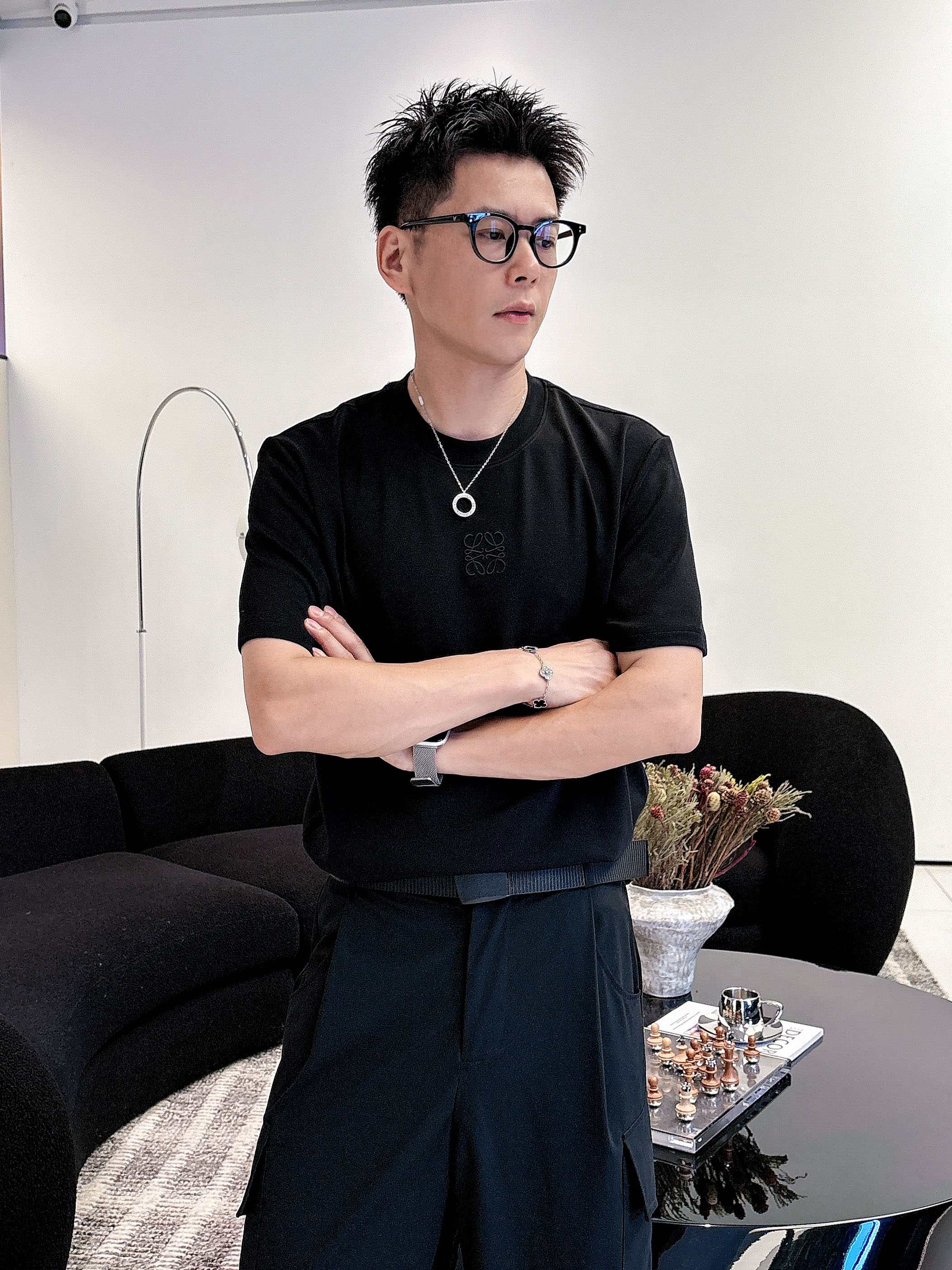 罗意威2025秋冬 圆领刺绣短袖T恤打底衫 元素性的Logo徽章凸显休闲时尚魅力,依然独领时尚风骚.内搭