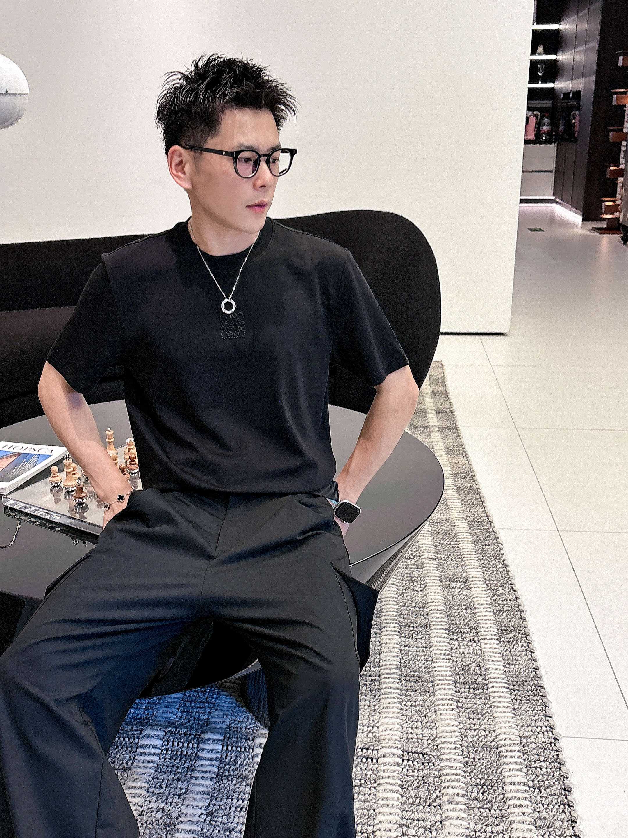 罗意威2025秋冬 圆领刺绣短袖T恤打底衫 元素性的Logo徽章凸显休闲时尚魅力,依然独领时尚风骚.内搭