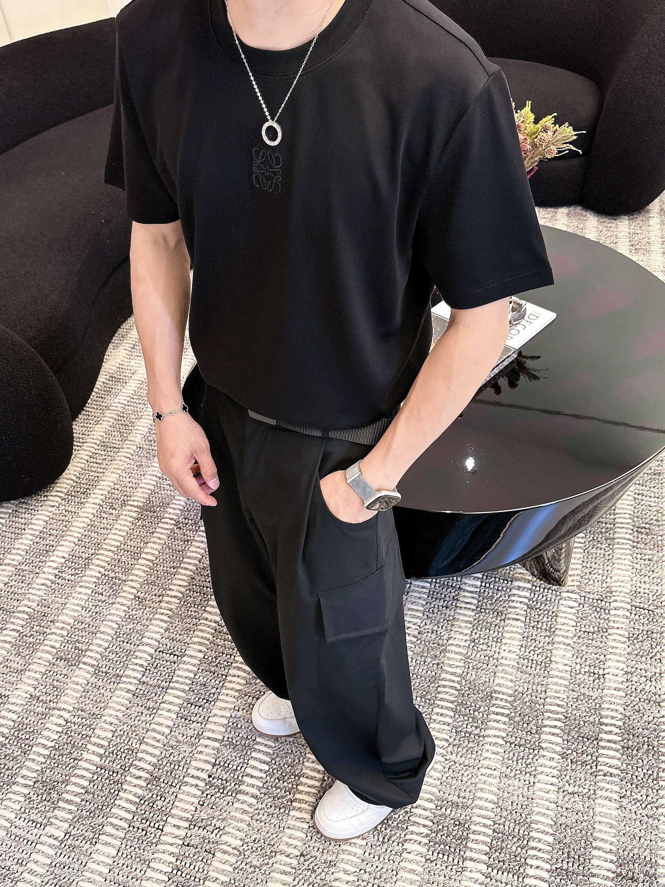 罗意威2025秋冬 圆领刺绣短袖T恤打底衫 元素性的Logo徽章凸显休闲时尚魅力,依然独领时尚风骚.内搭