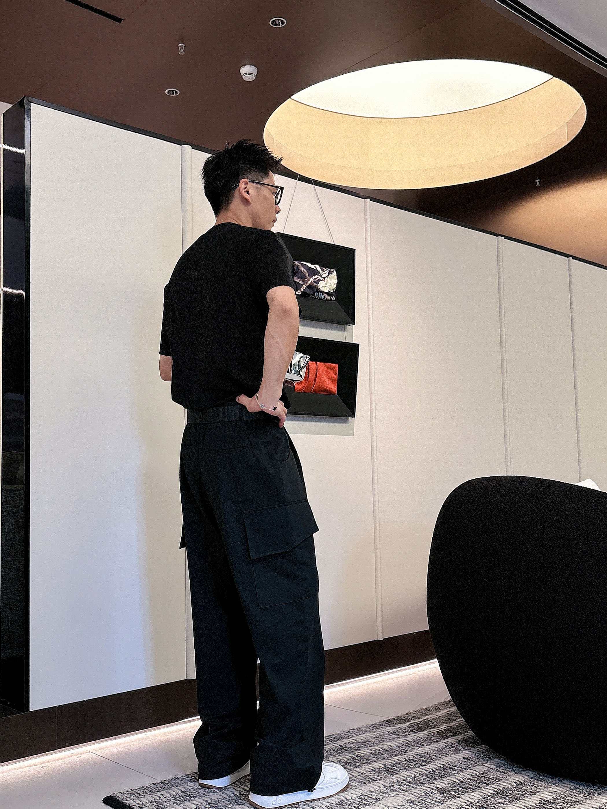 罗意威2025秋冬 圆领刺绣短袖T恤打底衫 元素性的Logo徽章凸显休闲时尚魅力,依然独领时尚风骚.内搭