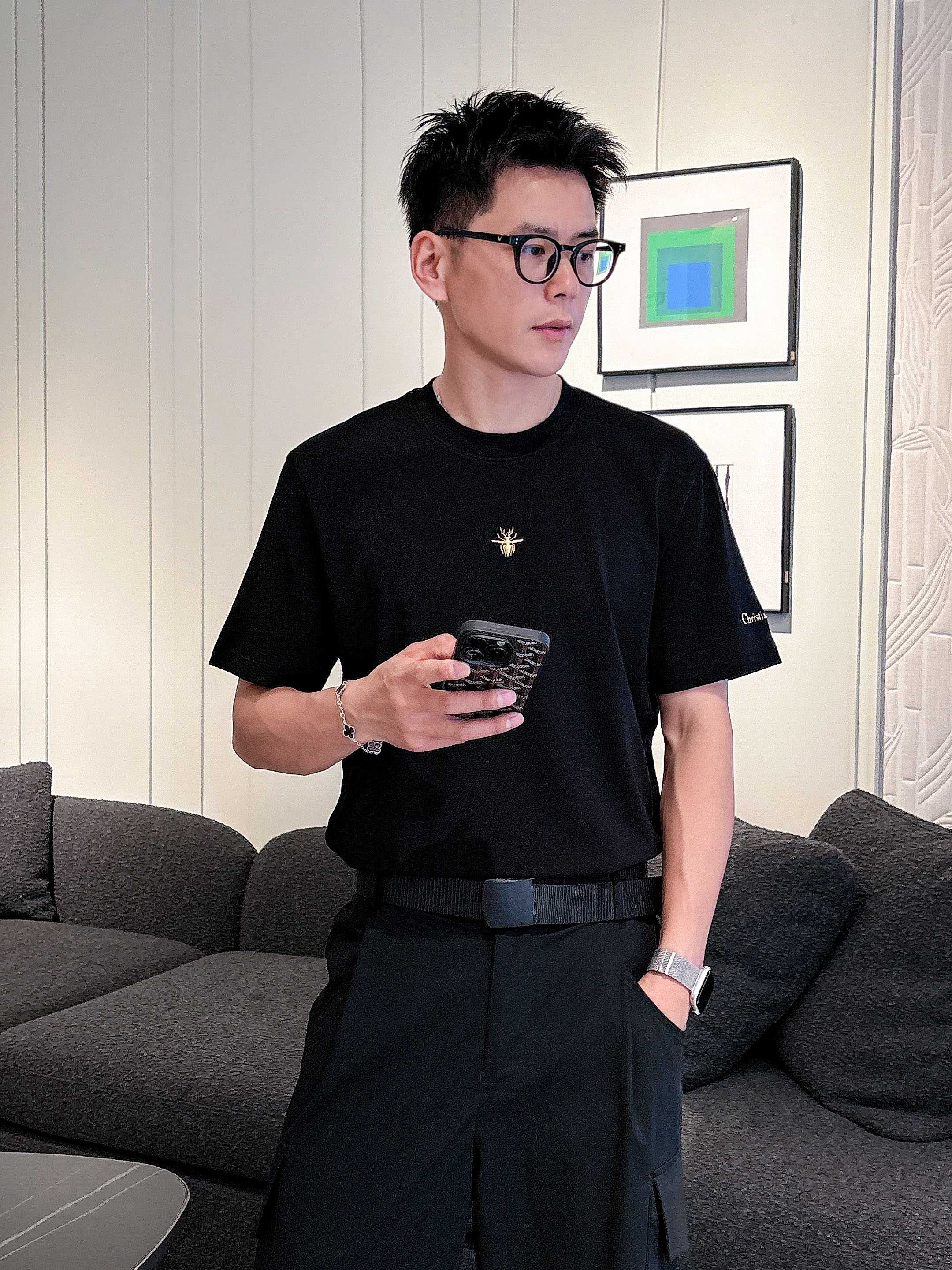 迪奥2025秋冬 圆领刺绣短袖T恤打底衫 元素性的Logo徽章凸显休闲时尚魅力,依然独领时尚风骚.内搭好