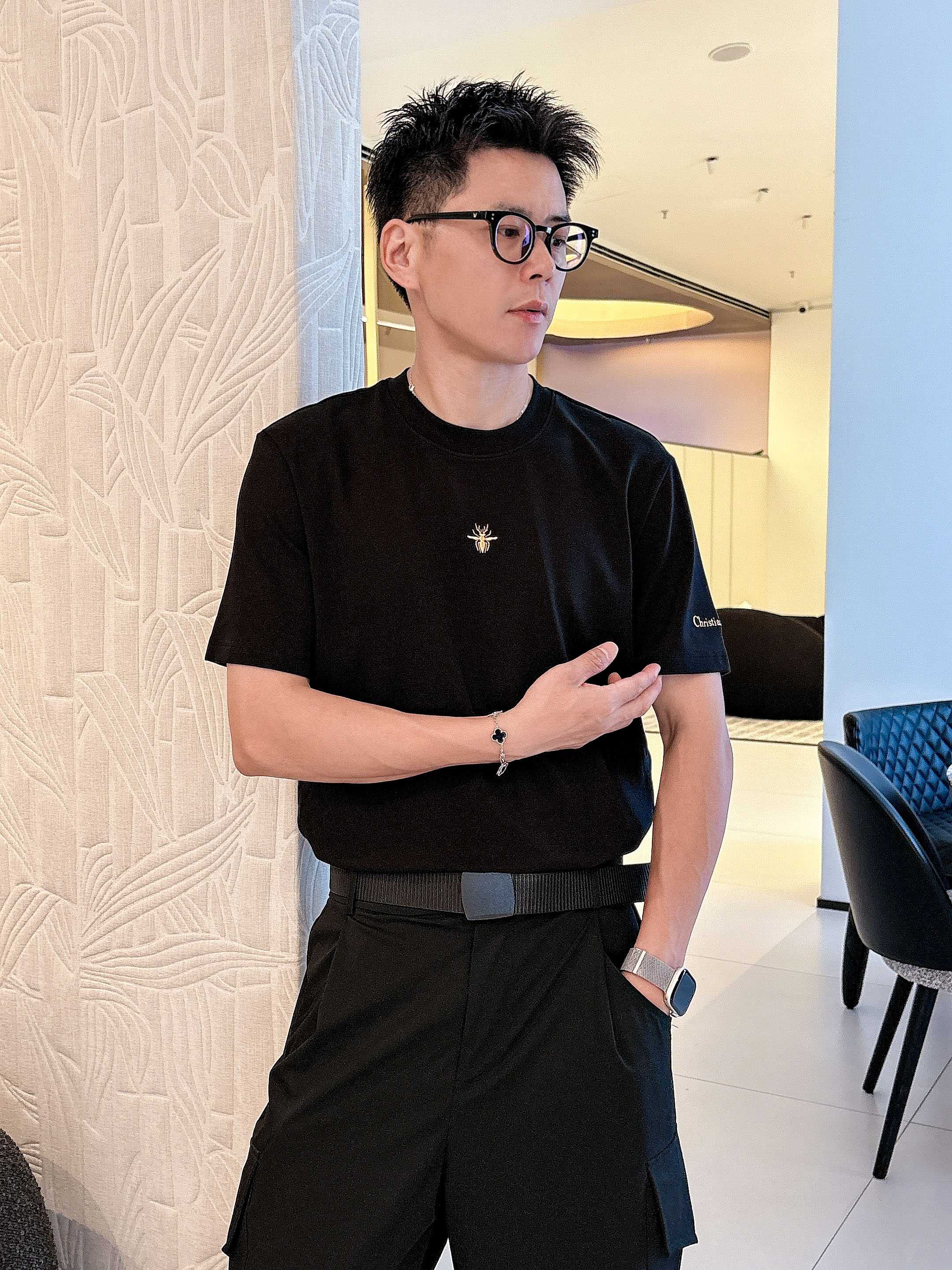 迪奥2025秋冬 圆领刺绣短袖T恤打底衫 元素性的Logo徽章凸显休闲时尚魅力,依然独领时尚风骚.内搭好