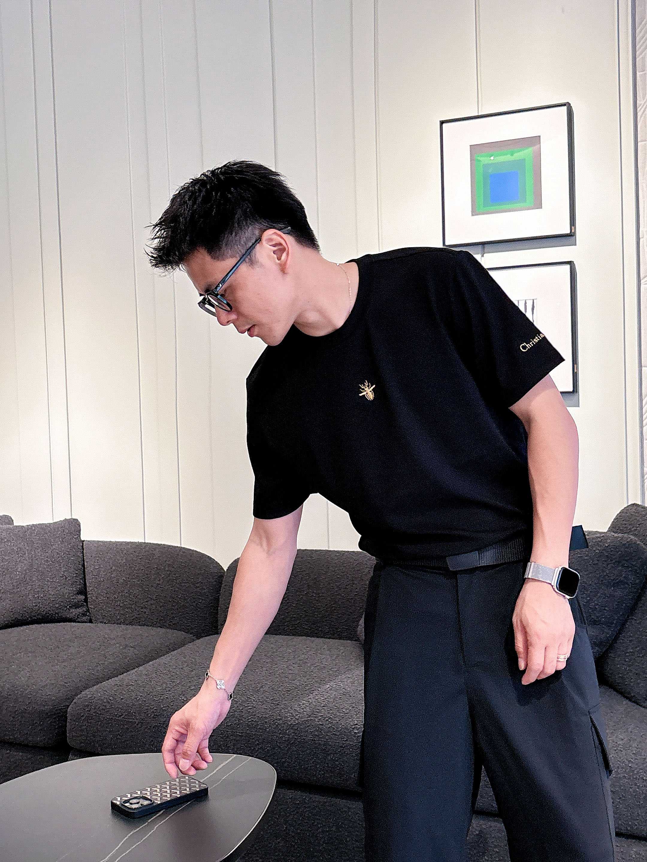 NO:515130,Dior 2025 Autumn and Winter Round neck embroidered short-sleeved T-shirt base shirt Elemental Logo badge highlights the casual and fashionable charm, and is still unique in style. The inner layer is fitted with a companion... Customer-supplied high-strength elastic knitted liquid ammonia air-layer fabric, flat and symmetrical knitted light and refreshing, soft and comfortable, and excellent breathability. Simple and unique charm. The straight-tailed version is more suitable for matching with various trendy and fashionable styles. It uses instrument embroidery, delicate and full texture, bringing a new experience for fashion sports and leisure. Color black white Size M-3XL AAA1,,dior,T-shirt,tees,t-shirt,alexander wang19860909迪奥 2025秋冬 圆领刺绣短袖T恤打底衫 元素性的Logo徽章凸显休闲时尚魅力,依然独领时尚风骚.内搭好伴侣… 客供高支弹力针织液氨空气层面料,平整匀称的针织轻薄清爽,柔软舒适,透气性极佳.简洁而富有独特魅力.直裁版型更为适合搭配各种潮流时尚造型. 采用器械刺绣,细腻饱满的质感突显,为时尚运动休闲带来全新体验. 颜色黑色 白色 尺码 M-3XL AAA1,,dior,T-shirt,tees，t-shirt,alexander wang,Men's clothing