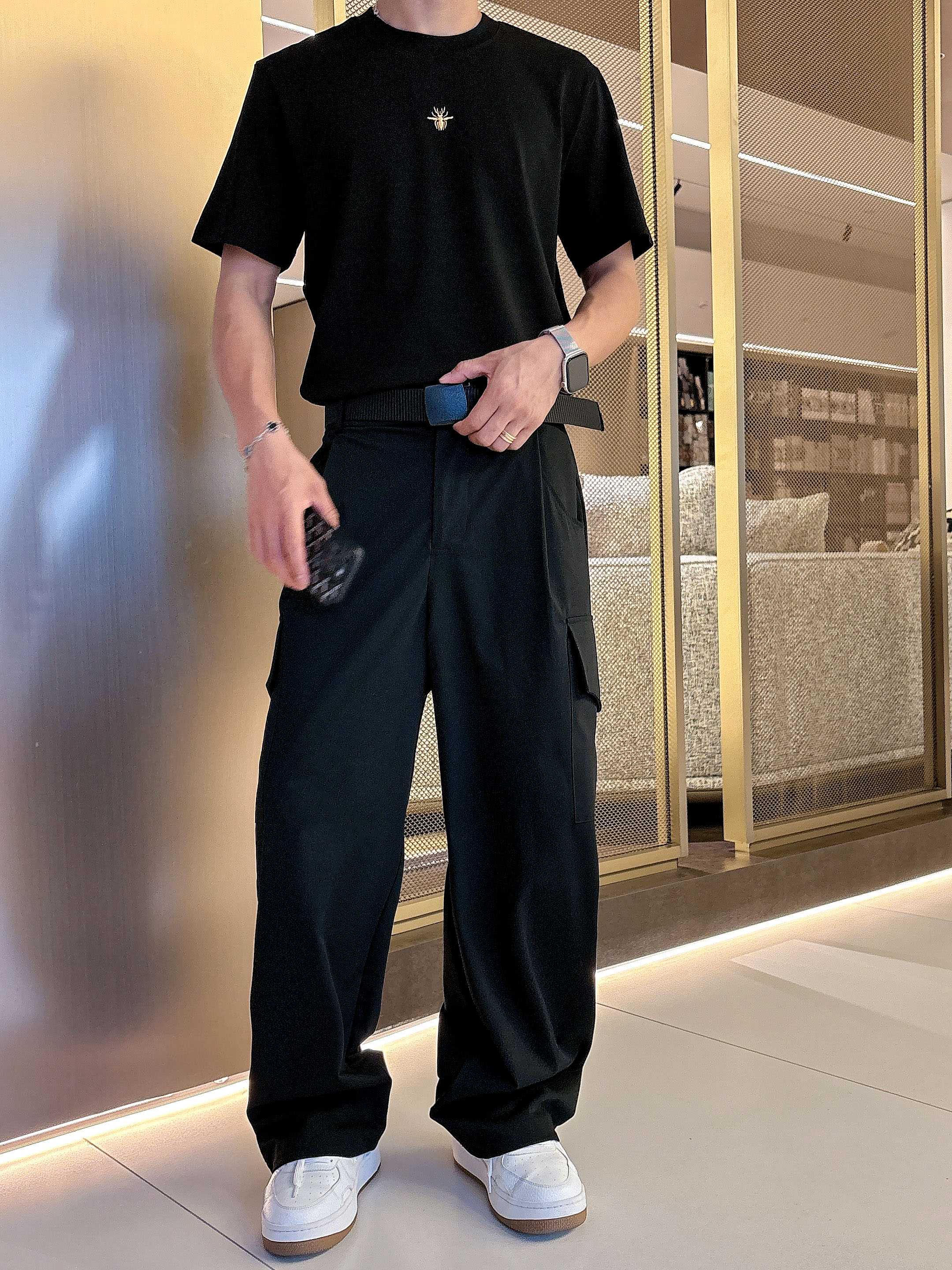 迪奥2025秋冬 圆领刺绣短袖T恤打底衫 元素性的Logo徽章凸显休闲时尚魅力,依然独领时尚风骚.内搭好