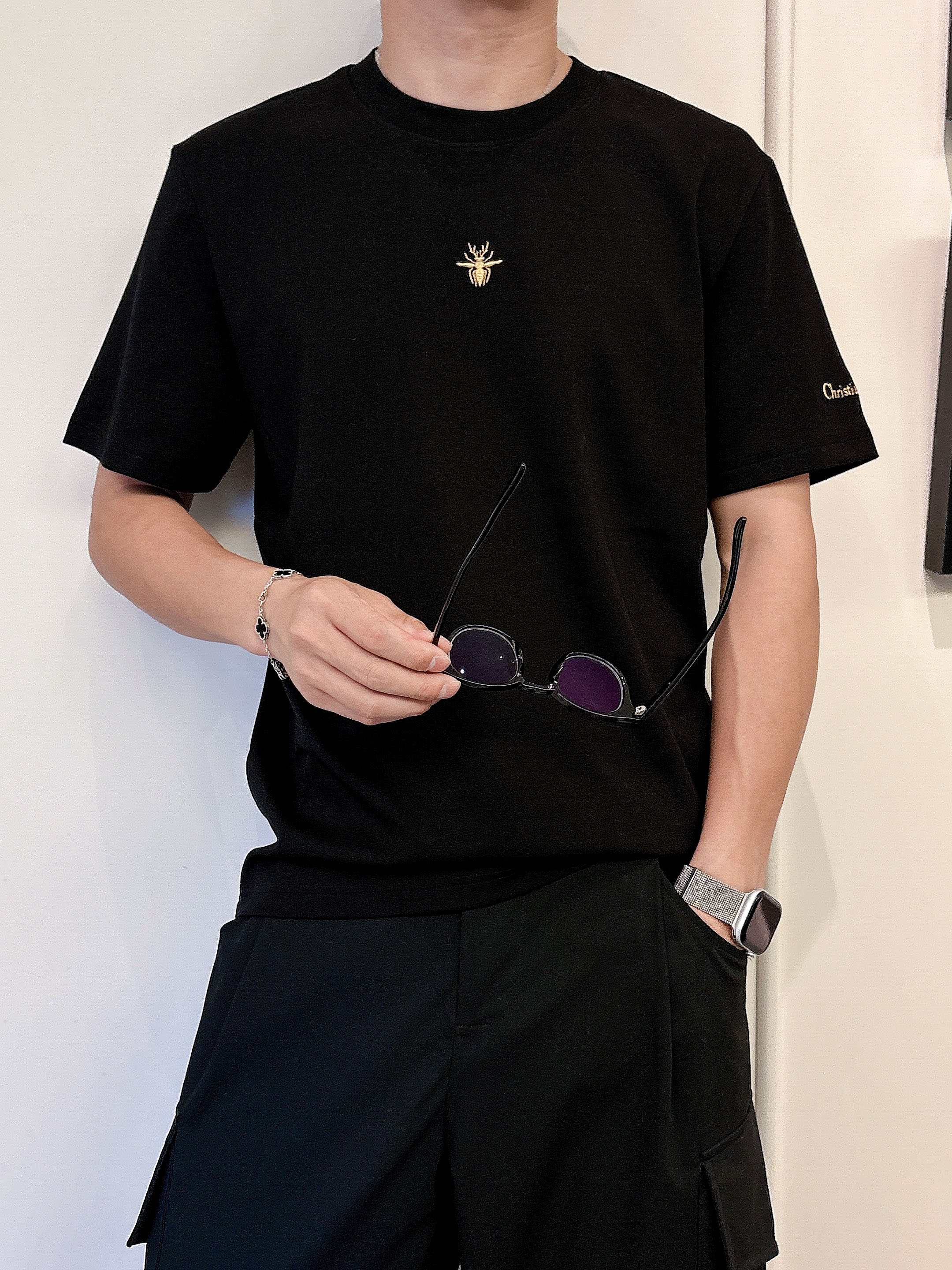 迪奥2025秋冬 圆领刺绣短袖T恤打底衫 元素性的Logo徽章凸显休闲时尚魅力,依然独领时尚风骚.内搭好