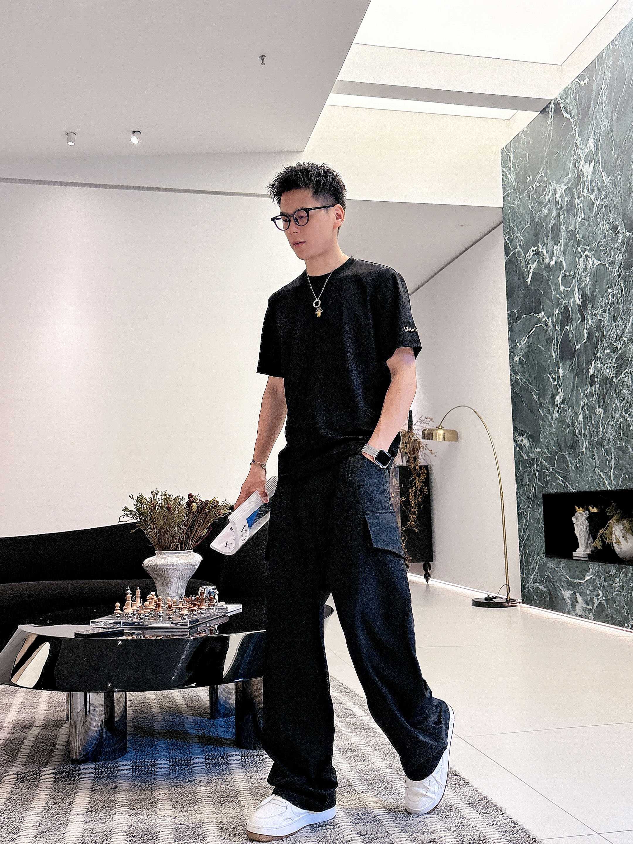 迪奥2025秋冬 圆领刺绣短袖T恤打底衫 元素性的Logo徽章凸显休闲时尚魅力,依然独领时尚风骚.内搭好