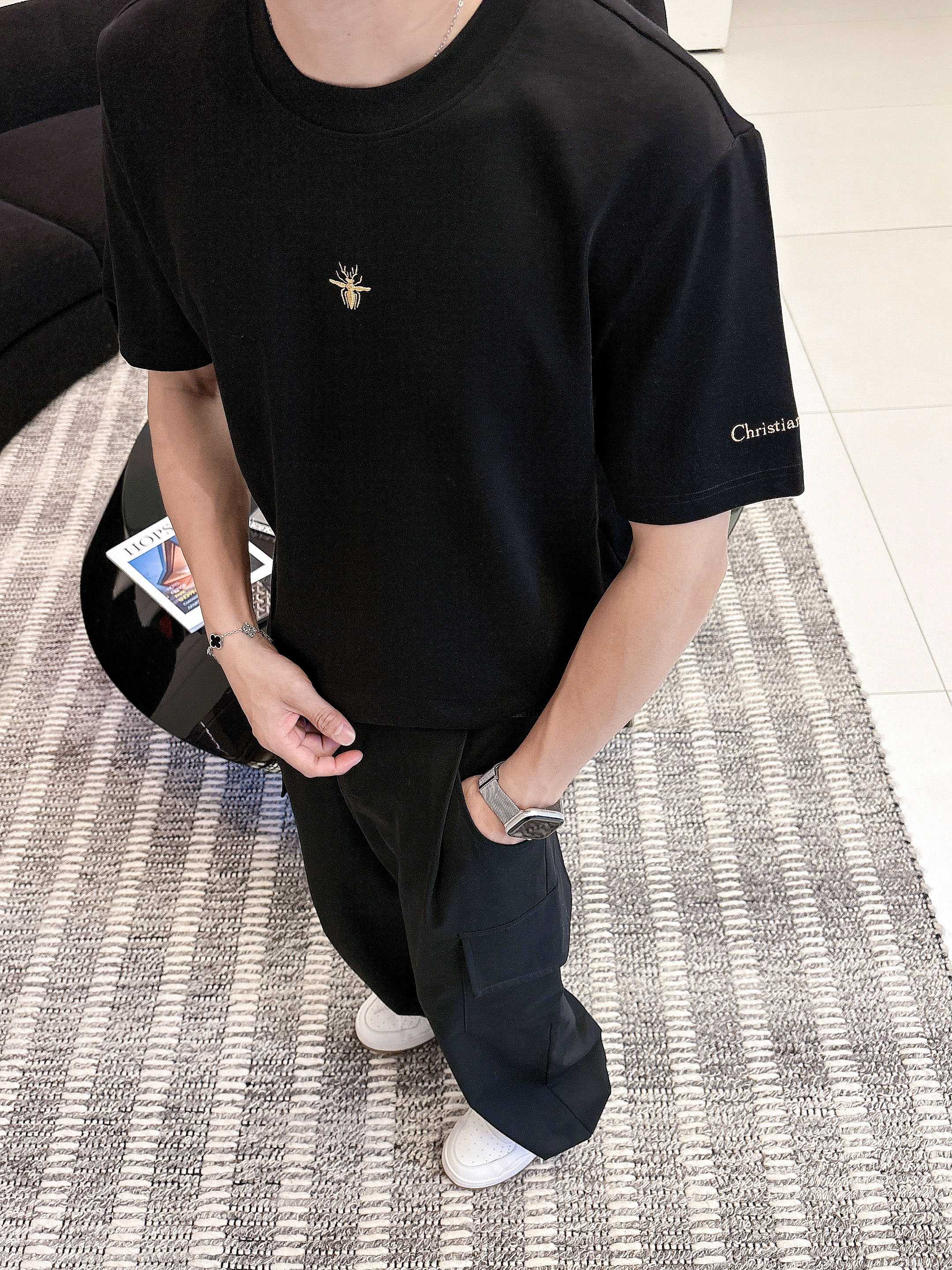 迪奥2025秋冬 圆领刺绣短袖T恤打底衫 元素性的Logo徽章凸显休闲时尚魅力,依然独领时尚风骚.内搭好