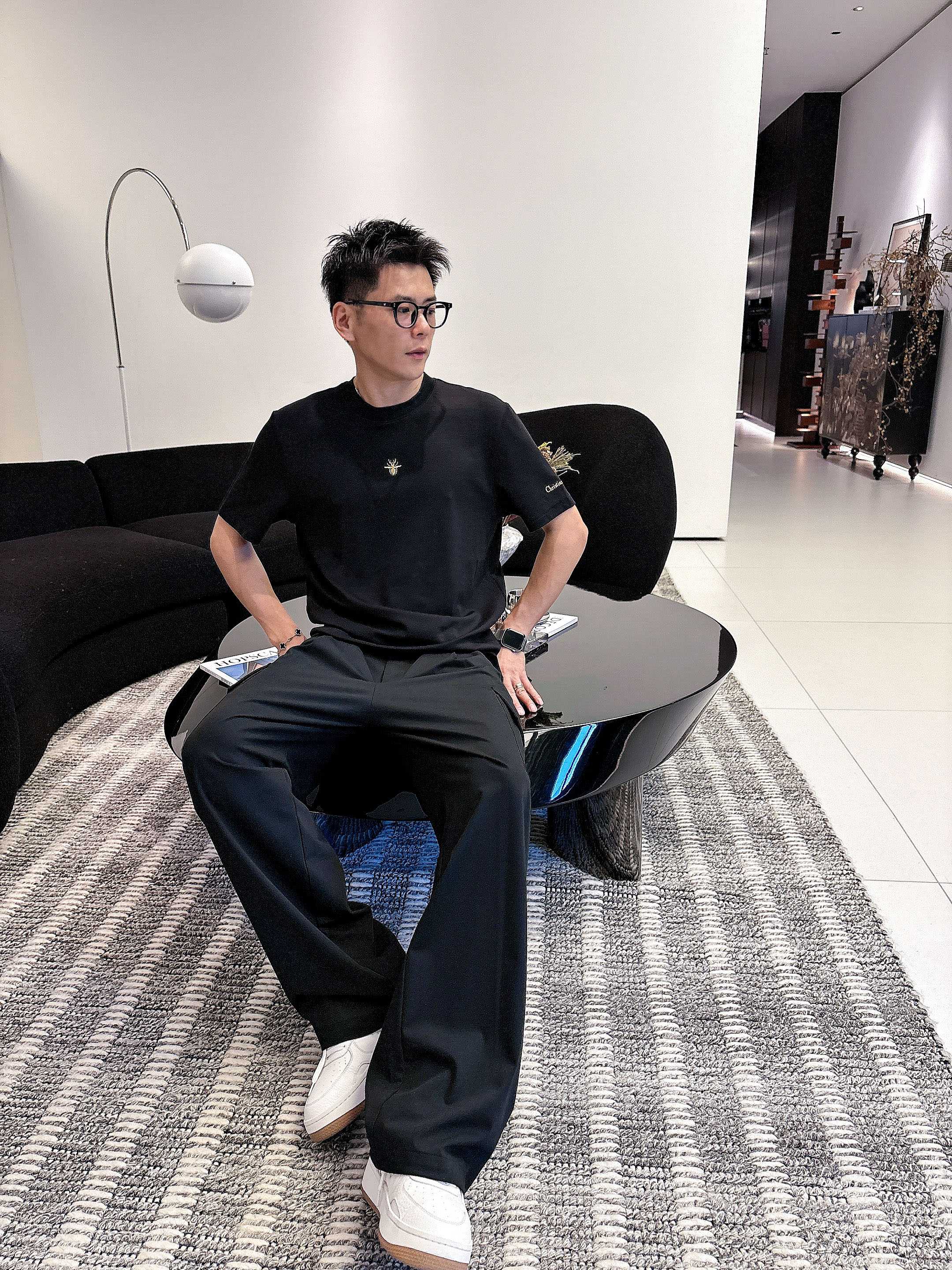 迪奥2025秋冬 圆领刺绣短袖T恤打底衫 元素性的Logo徽章凸显休闲时尚魅力,依然独领时尚风骚.内搭好