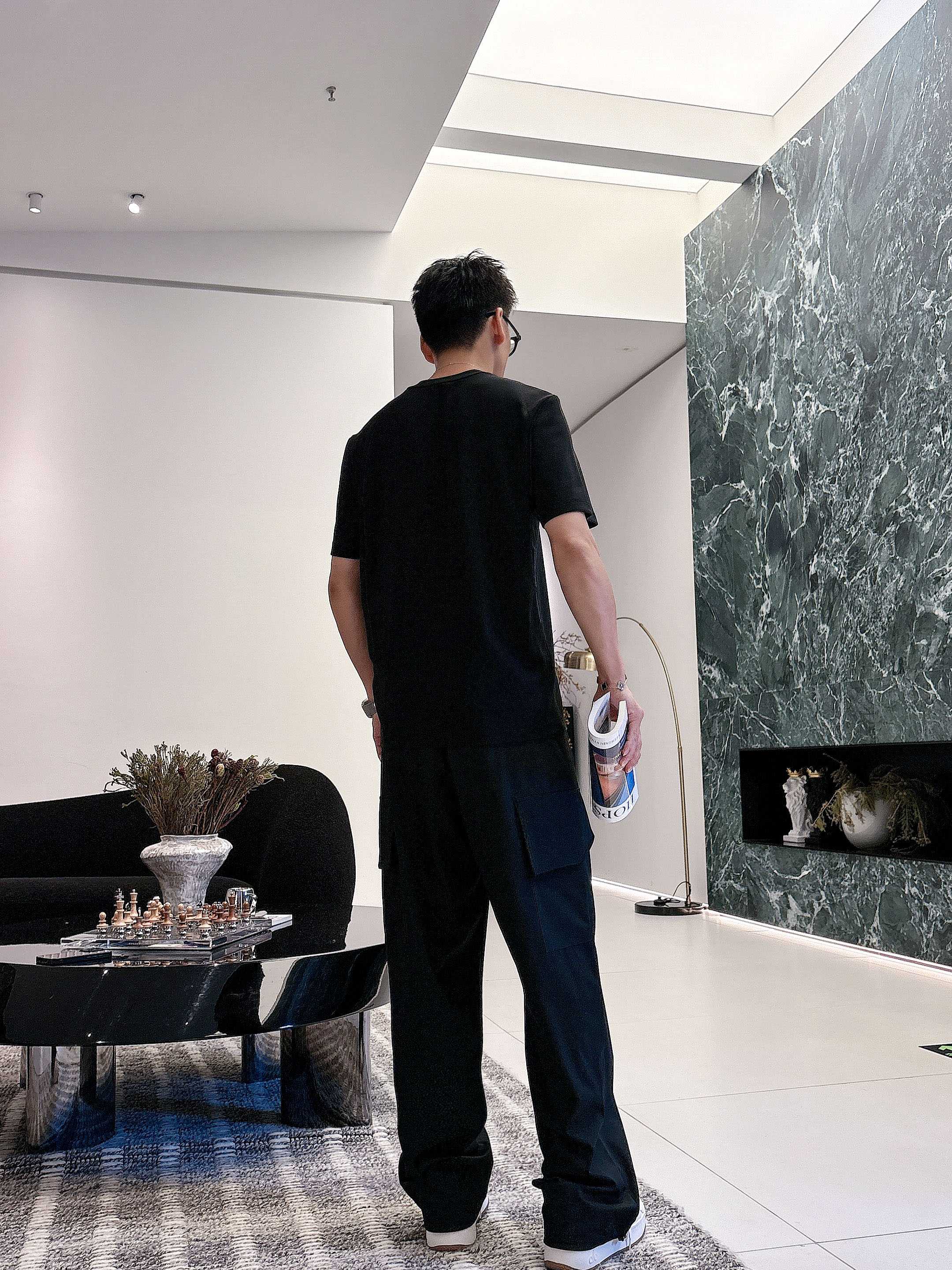 迪奥2025秋冬 圆领刺绣短袖T恤打底衫 元素性的Logo徽章凸显休闲时尚魅力,依然独领时尚风骚.内搭好