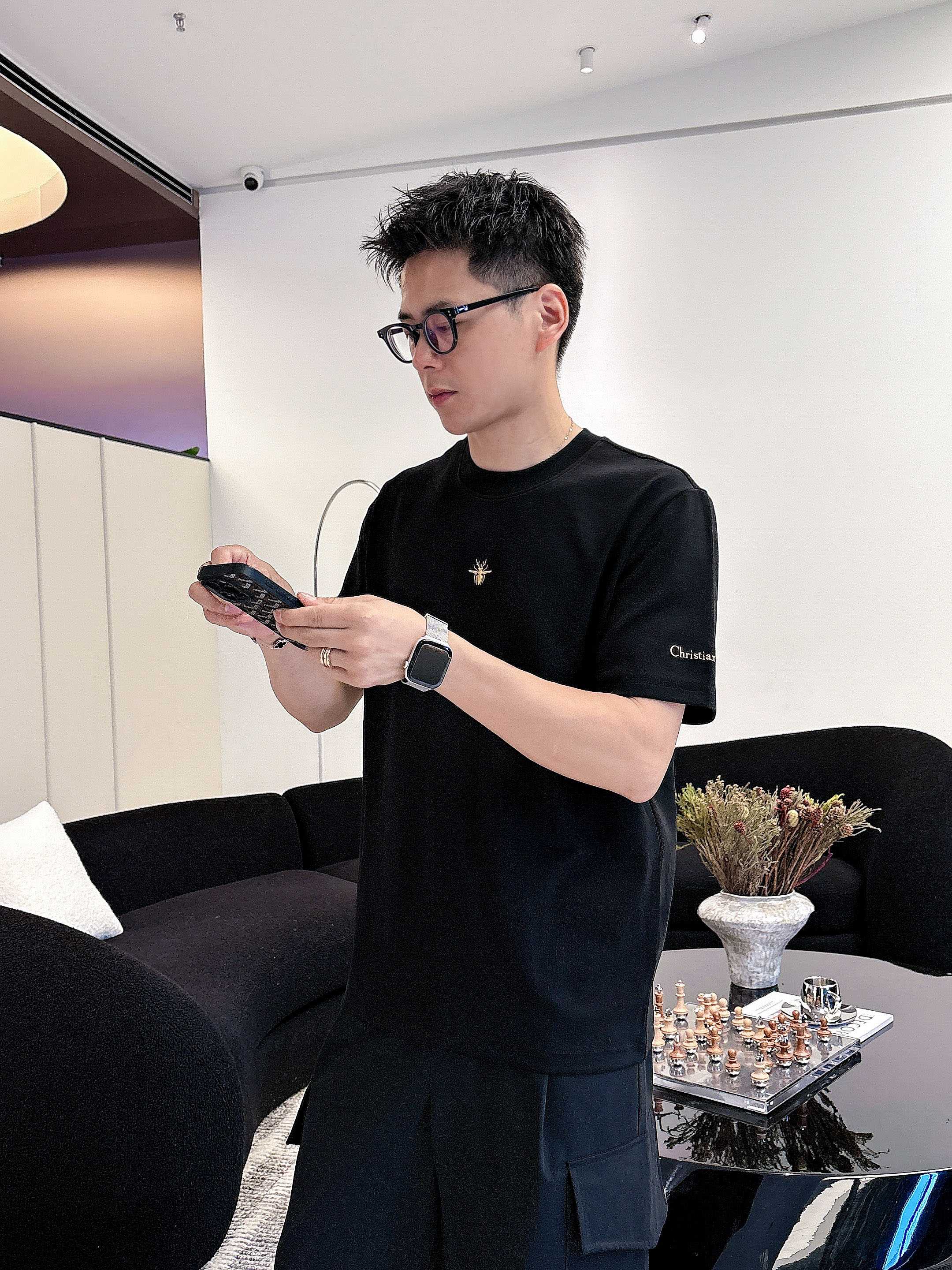 迪奥2025秋冬 圆领刺绣短袖T恤打底衫 元素性的Logo徽章凸显休闲时尚魅力,依然独领时尚风骚.内搭好