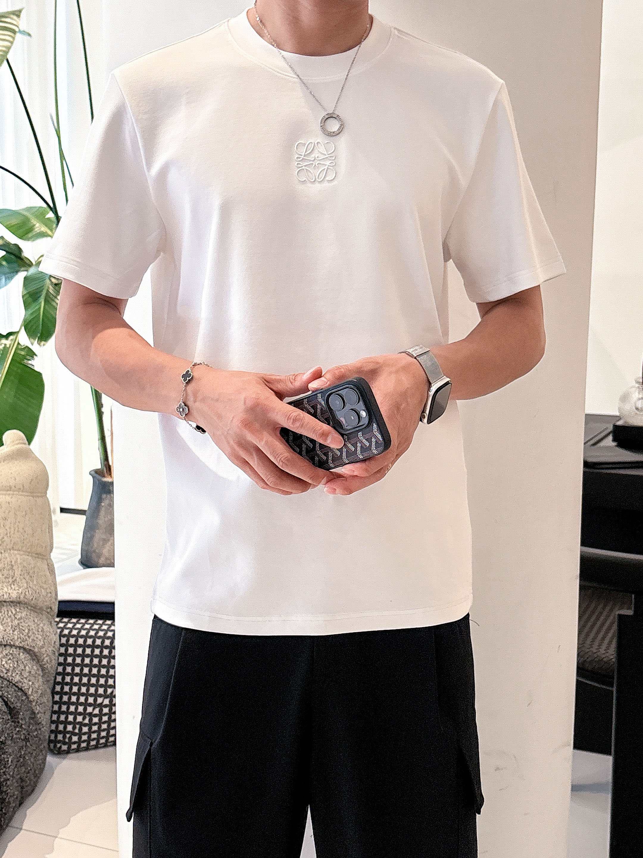 NO:515128,Luo Yiwei 2025 Autumn and Winter Round neck embroidered short-sleeved T-shirt base shirt Elemental Logo badge highlights the casual and fashionable charm, and is still unique in style. It is well equipped with a companion... Customer-supplied high-strength elastic knitted liquid ammonia air-layer fabric, flat and symmetrical knitted light and refreshing, soft and comfortable, and excellent breathability. Simple and unique charm. The straight-tailed version is more suitable for matching with various trendy and fashionable styles. It uses instrument embroidery, delicate and full texture, bringing a new experience for fashion sports and leisure. Color black white Size M-3XL AAA1,,loewe,T-shirt,tees,t-shirt,alexander wang19860909罗意威 2025秋冬 圆领刺绣短袖T恤打底衫 元素性的Logo徽章凸显休闲时尚魅力,依然独领时尚风骚.内搭好伴侣… 客供高支弹力针织液氨空气层面料,平整匀称的针织轻薄清爽,柔软舒适,透气性极佳.简洁而富有独特魅力.直裁版型更为适合搭配各种潮流时尚造型. 采用器械刺绣,细腻饱满的质感突显,为时尚运动休闲带来全新体验. 颜色黑色 白色 尺码 M-3XL AAA1,,loewe,T-shirt,tees，t-shirt,alexander wang,Men's clothing