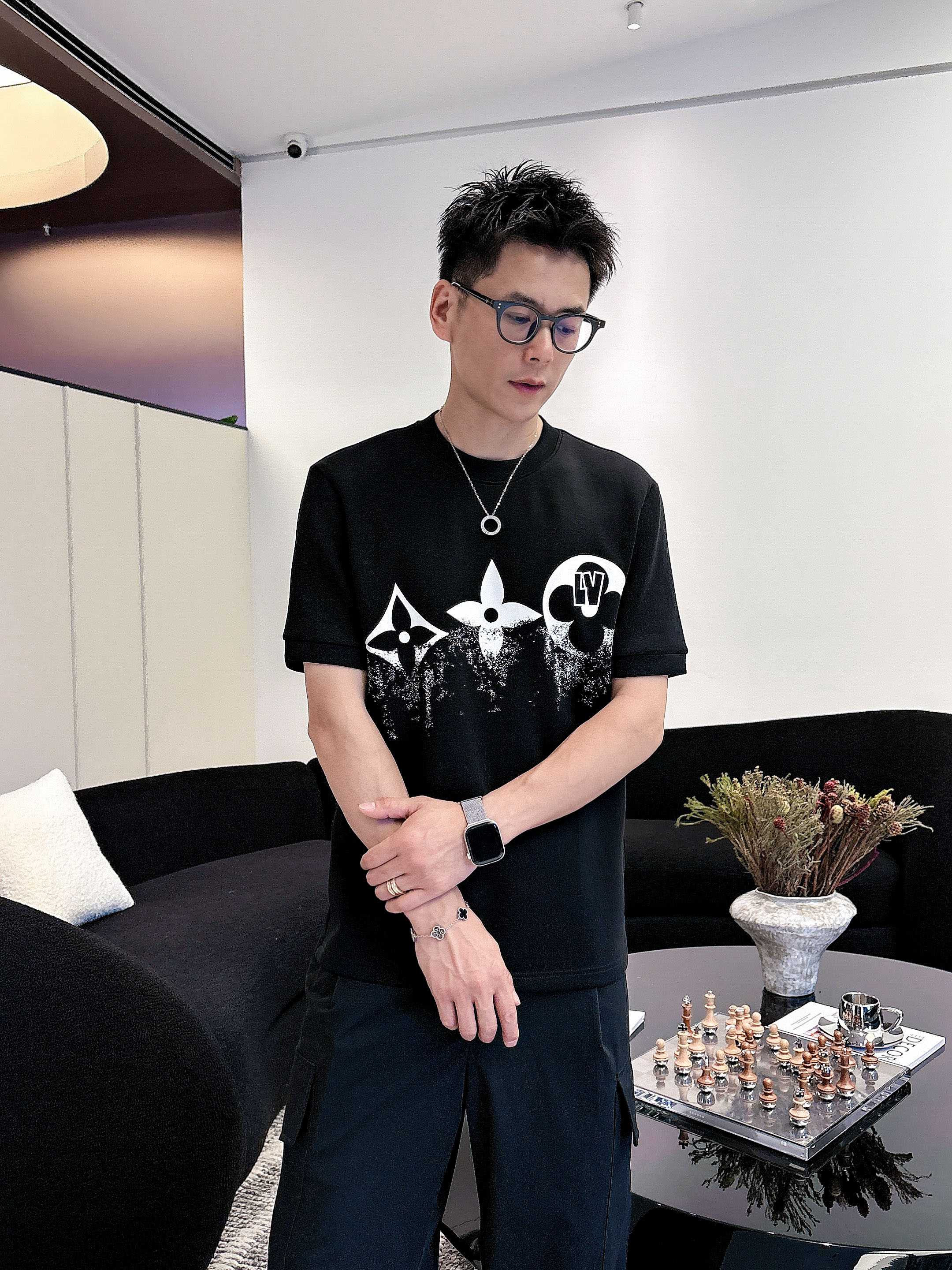 LV2025秋冬 圆领刺绣短袖T恤打底衫 元素性的Logo徽章凸显休闲时尚魅力,依然独领时尚风骚.内搭好