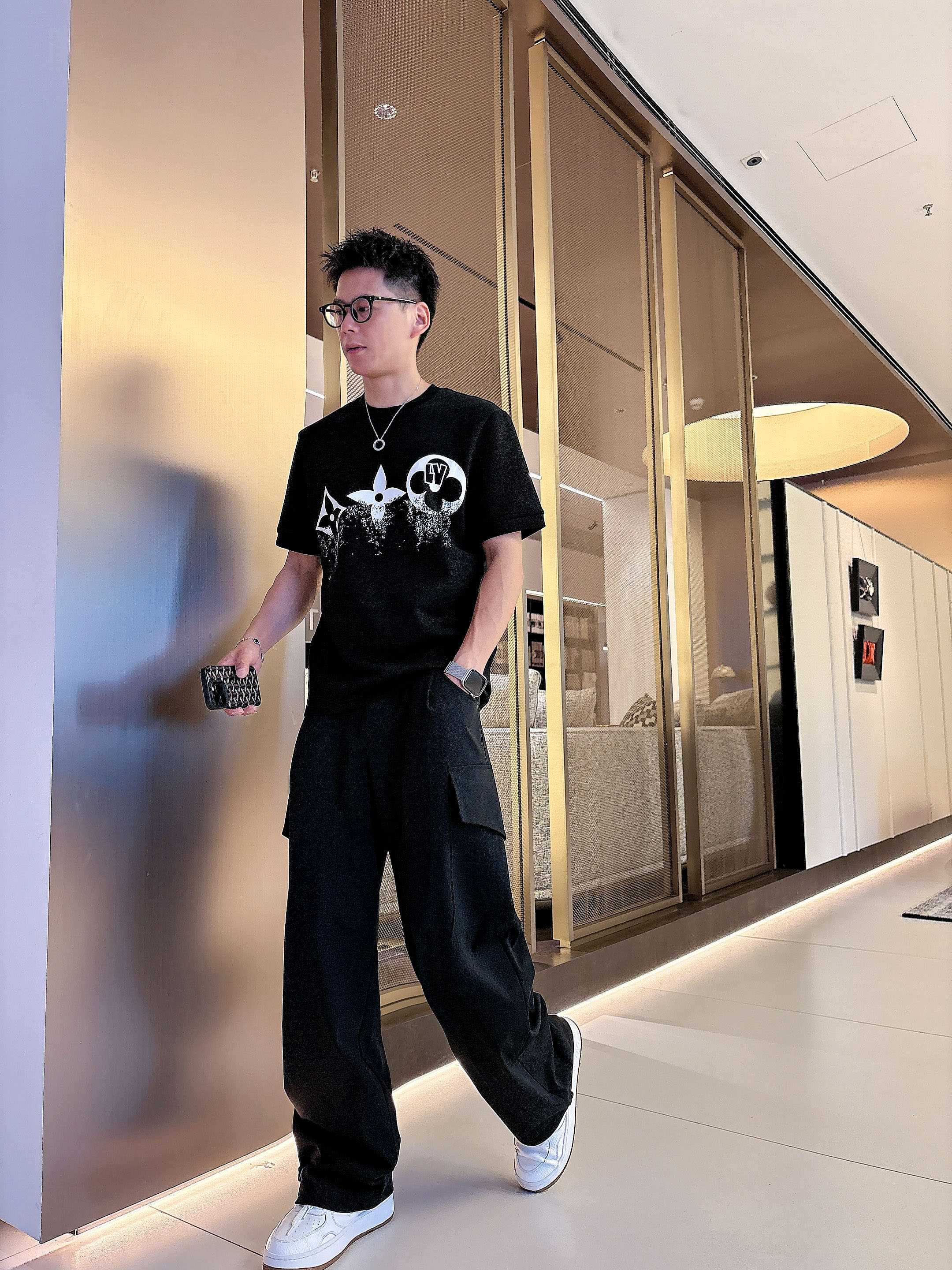 LV2025秋冬 圆领刺绣短袖T恤打底衫 元素性的Logo徽章凸显休闲时尚魅力,依然独领时尚风骚.内搭好