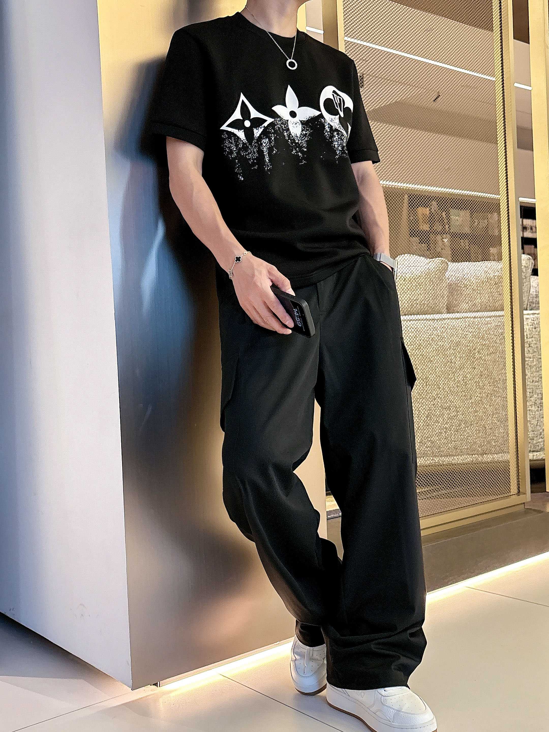 LV2025秋冬 圆领刺绣短袖T恤打底衫 元素性的Logo徽章凸显休闲时尚魅力,依然独领时尚风骚.内搭好